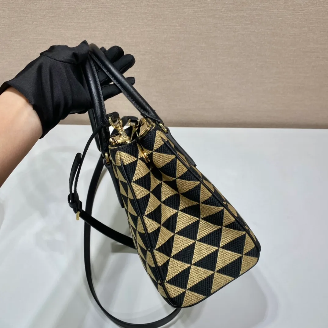 💰1600👏Embroidered fabric bag👏1BA863👏👏Killer bag👌 This embroidered fabric killer bag is made of imported Saffiano leather and unique embroidered fabric👍 The original element is modified with a fabric design, which makes it look particularly fashionable and trendy👏👏Hand-held/equipped with a detachable long shoulder strap, simple and elegant💕so beautiful😘Cute and cool😎, suitable for any occasion. Another popular item recognized by internet celebrities/celebrities👏👏Hurry up and get it😘My dears😘 Length 28x height 20x bottom 12cm👏👏👏