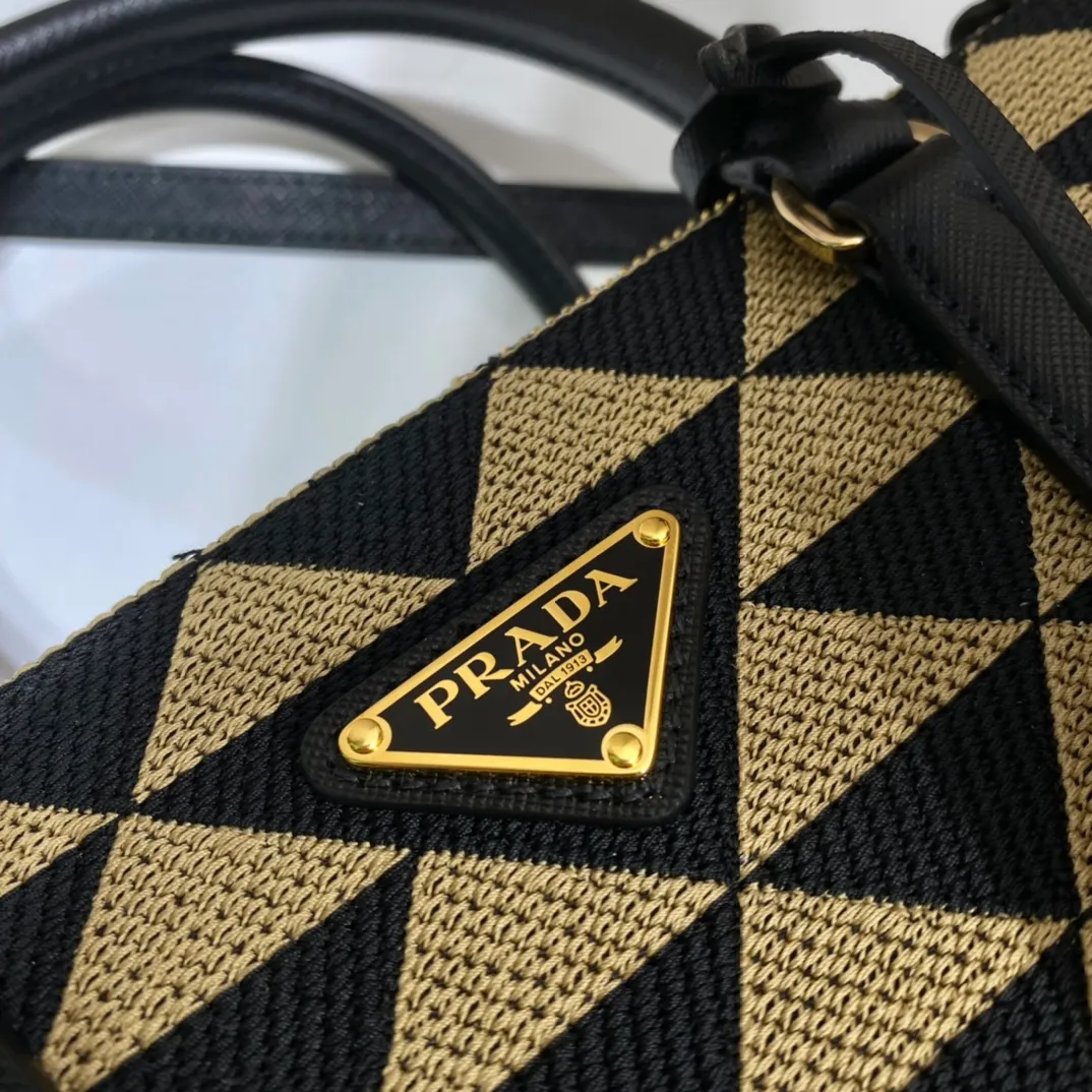 💰1600👏Embroidered fabric bag👏1BA863👏👏Killer bag👌 This embroidered fabric killer bag is made of imported Saffiano leather and unique embroidered fabric👍 The original element is modified with a fabric design, which makes it look particularly fashionable and trendy👏👏Hand-held/equipped with a detachable long shoulder strap, simple and elegant💕so beautiful😘Cute and cool😎, suitable for any occasion. Another popular item recognized by internet celebrities/celebrities👏👏Hurry up and get it😘My dears😘 Length 28x height 20x bottom 12cm👏👏👏