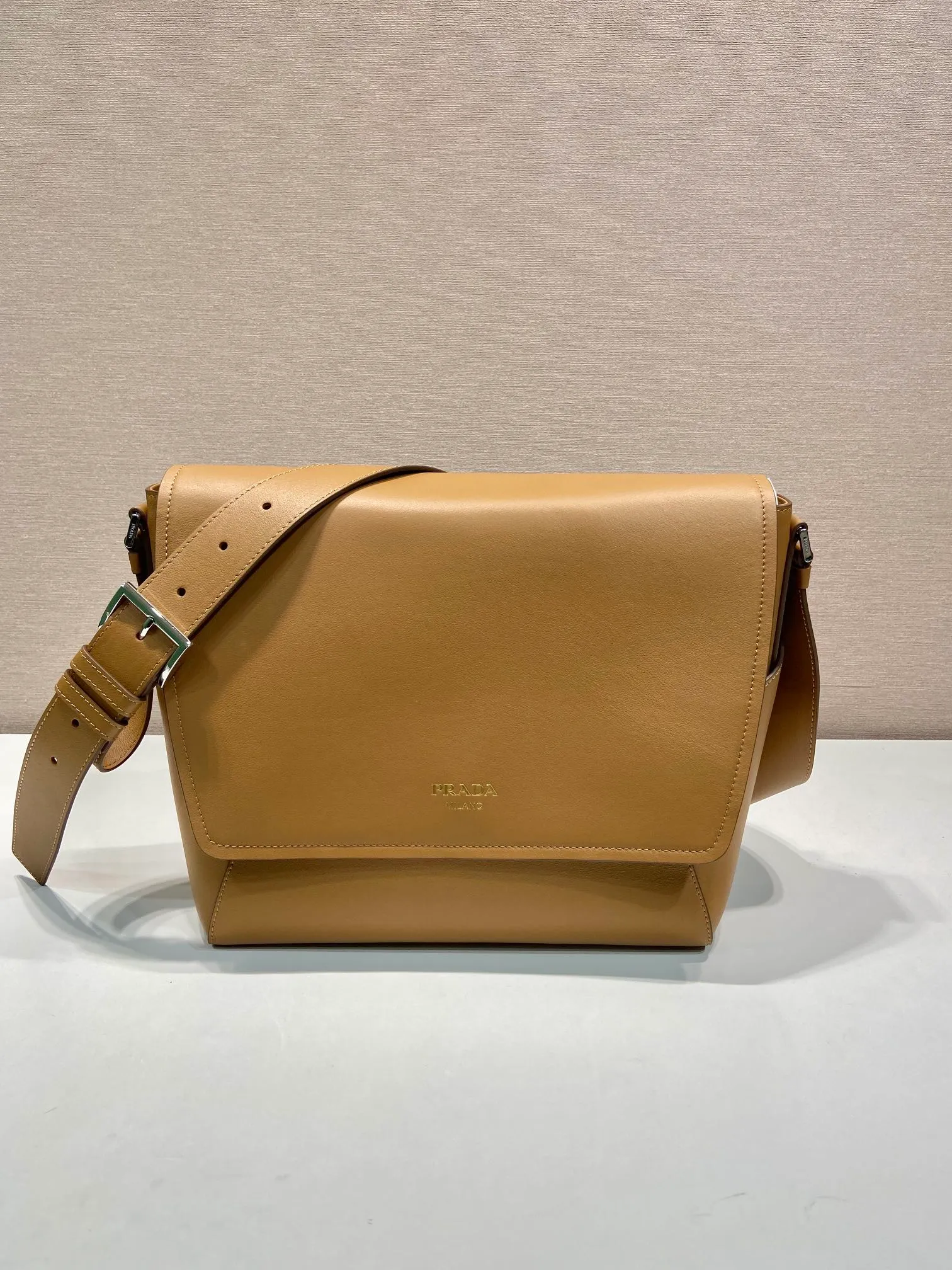 💰1840🎉New messenger bag🎉🎉2VD068 large size🎉🎉 This leather shoulder bag is made of imported calfskin, showing a fashionable and casual style. Compact in a flap silhouette with adjustable shoulder straps, it's detailed with metal hardware and a monogrammed logo. Flip cover design, the upper body effect is very cool, babies, hurry up and get it🎉🎉 Length 30x Height 27.5x Bottom 15cm🎉🎉🎉👏👏👏