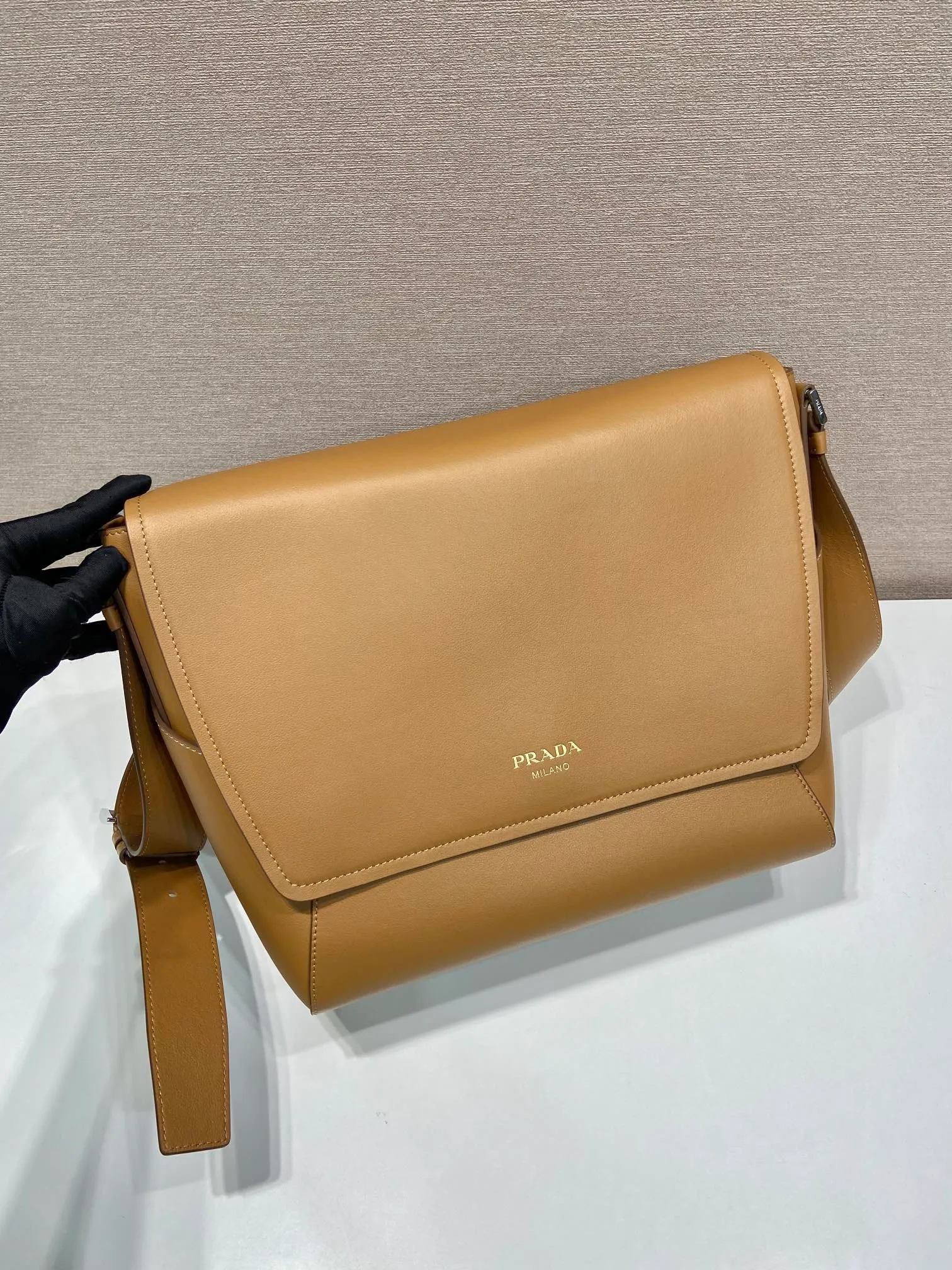 💰1840🎉New messenger bag🎉🎉2VD068 large size🎉🎉 This leather shoulder bag is made of imported calfskin, showing a fashionable and casual style. Compact in a flap silhouette with adjustable shoulder straps, it's detailed with metal hardware and a monogrammed logo. Flip cover design, the upper body effect is very cool, babies, hurry up and get it🎉🎉 Length 30x Height 27.5x Bottom 15cm🎉🎉🎉👏👏👏