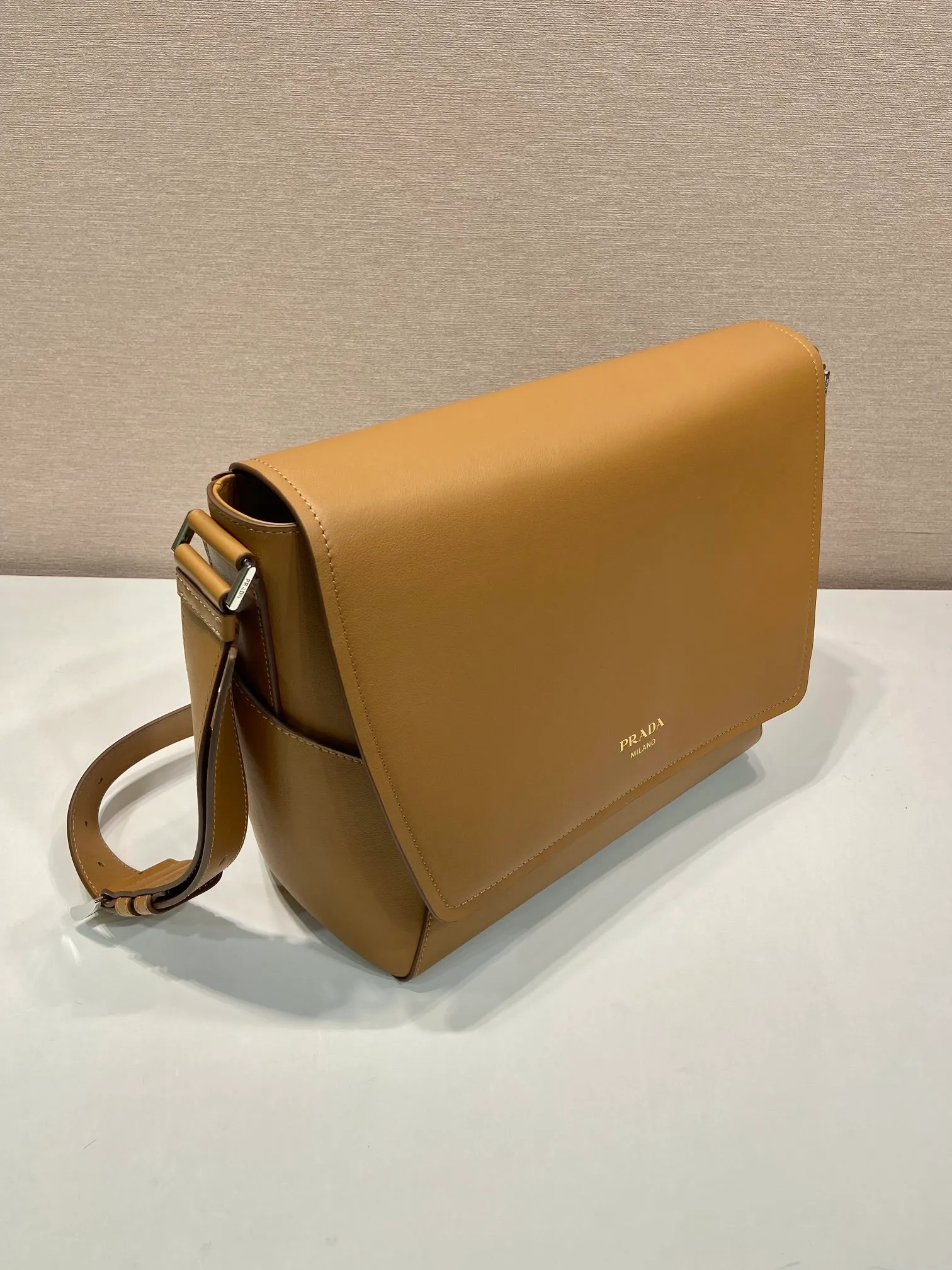💰1840🎉New messenger bag🎉🎉2VD068 large size🎉🎉 This leather shoulder bag is made of imported calfskin, showing a fashionable and casual style. Compact in a flap silhouette with adjustable shoulder straps, it's detailed with metal hardware and a monogrammed logo. Flip cover design, the upper body effect is very cool, babies, hurry up and get it🎉🎉 Length 30x Height 27.5x Bottom 15cm🎉🎉🎉👏👏👏