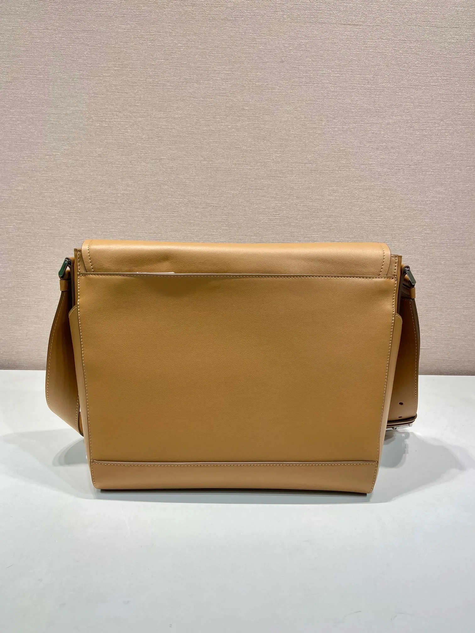 💰1840🎉New messenger bag🎉🎉2VD068 large size🎉🎉 This leather shoulder bag is made of imported calfskin, showing a fashionable and casual style. Compact in a flap silhouette with adjustable shoulder straps, it's detailed with metal hardware and a monogrammed logo. Flip cover design, the upper body effect is very cool, babies, hurry up and get it🎉🎉 Length 30x Height 27.5x Bottom 15cm🎉🎉🎉👏👏👏