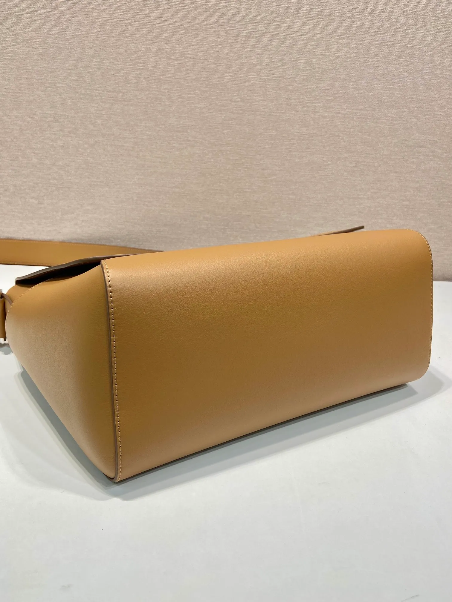 💰1840🎉New messenger bag🎉🎉2VD068 large size🎉🎉 This leather shoulder bag is made of imported calfskin, showing a fashionable and casual style. Compact in a flap silhouette with adjustable shoulder straps, it's detailed with metal hardware and a monogrammed logo. Flip cover design, the upper body effect is very cool, babies, hurry up and get it🎉🎉 Length 30x Height 27.5x Bottom 15cm🎉🎉🎉👏👏👏