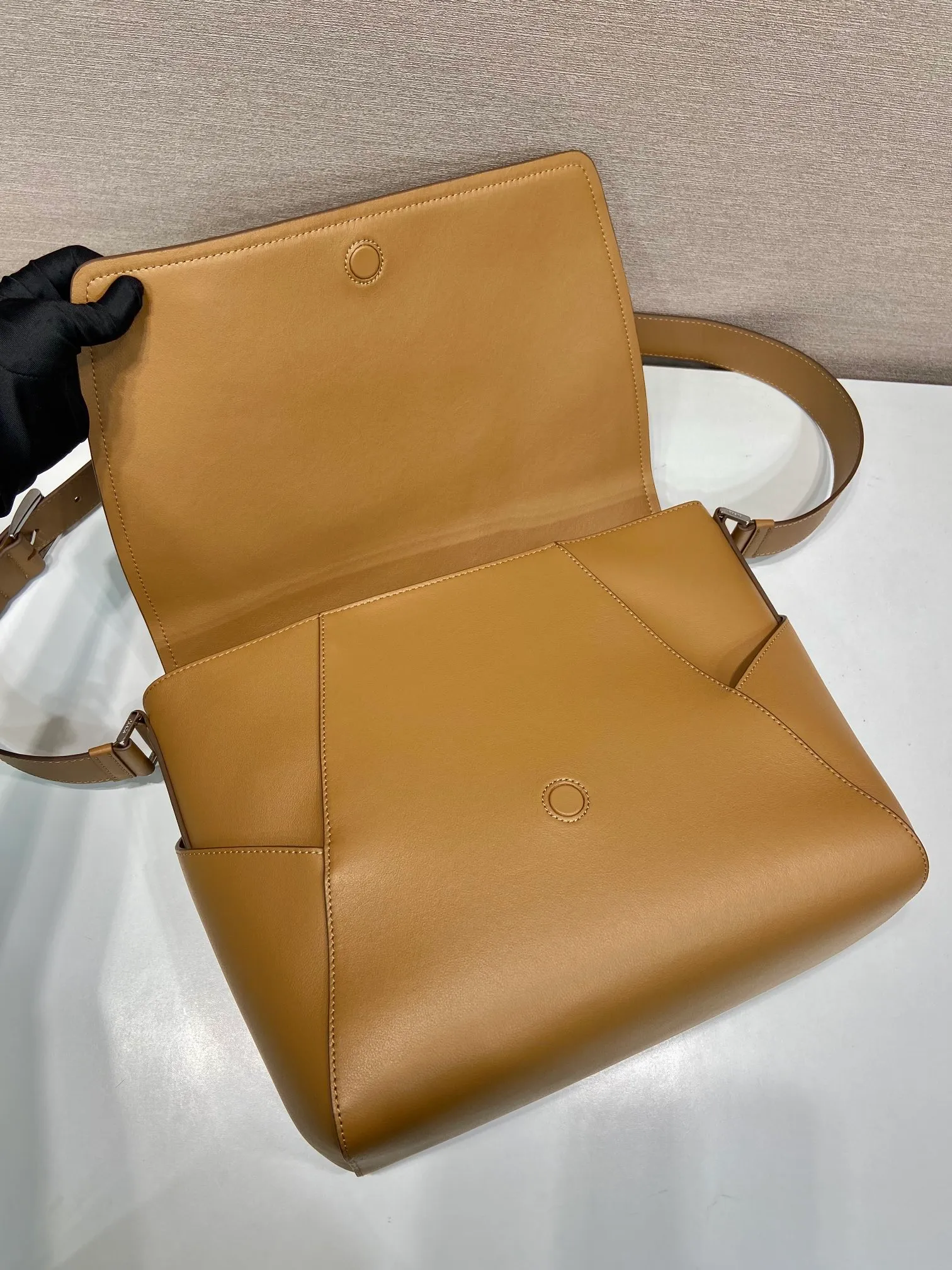 💰1840🎉New messenger bag🎉🎉2VD068 large size🎉🎉 This leather shoulder bag is made of imported calfskin, showing a fashionable and casual style. Compact in a flap silhouette with adjustable shoulder straps, it's detailed with metal hardware and a monogrammed logo. Flip cover design, the upper body effect is very cool, babies, hurry up and get it🎉🎉 Length 30x Height 27.5x Bottom 15cm🎉🎉🎉👏👏👏
