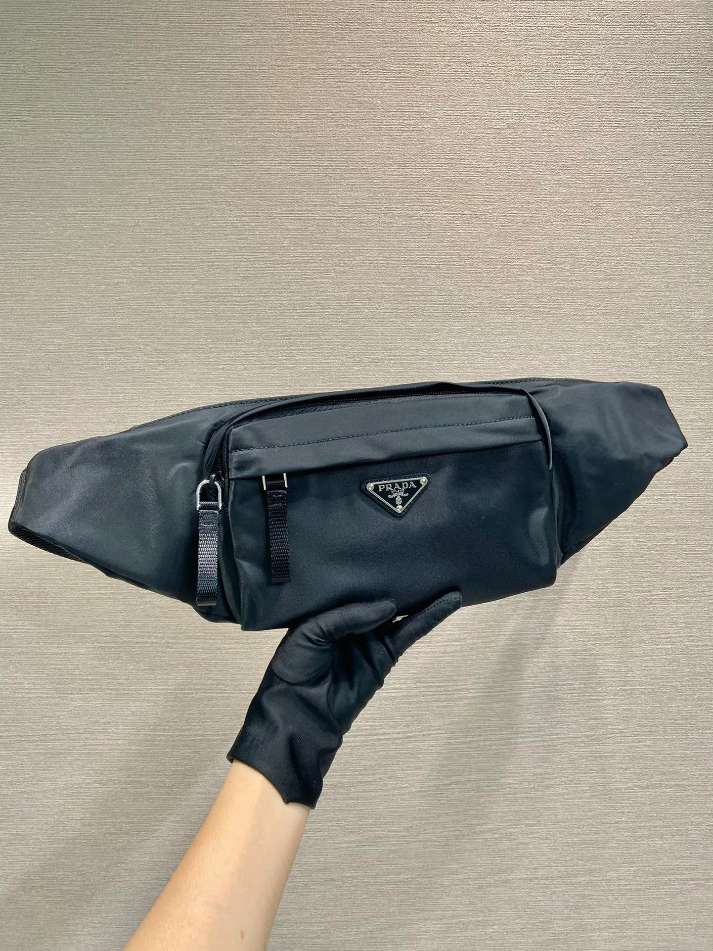 💰860🎉New waist bag🎉2VL978 waist bag/chest bag🎉 This classic waist bag is made of iconic imported nylon, and the waist bag is equipped with practical front pockets and spacious internal compartments, which can be used as a waist bag/chest bag. It is super functional👍👍Unisex model for men and women, hurry up and get it🎉🎉 Length 23x height 15x bottom 3cm