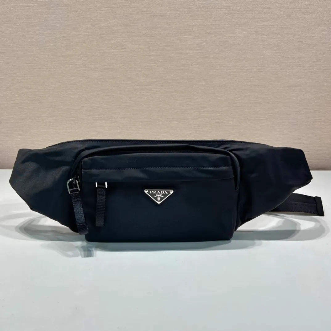 💰860🎉New waist bag🎉2VL978 waist bag/chest bag🎉 This classic waist bag is made of iconic imported nylon, and the waist bag is equipped with practical front pockets and spacious internal compartments, which can be used as a waist bag/chest bag. It is super functional👍👍Unisex model for men and women, hurry up and get it🎉🎉 Length 23x height 15x bottom 3cm