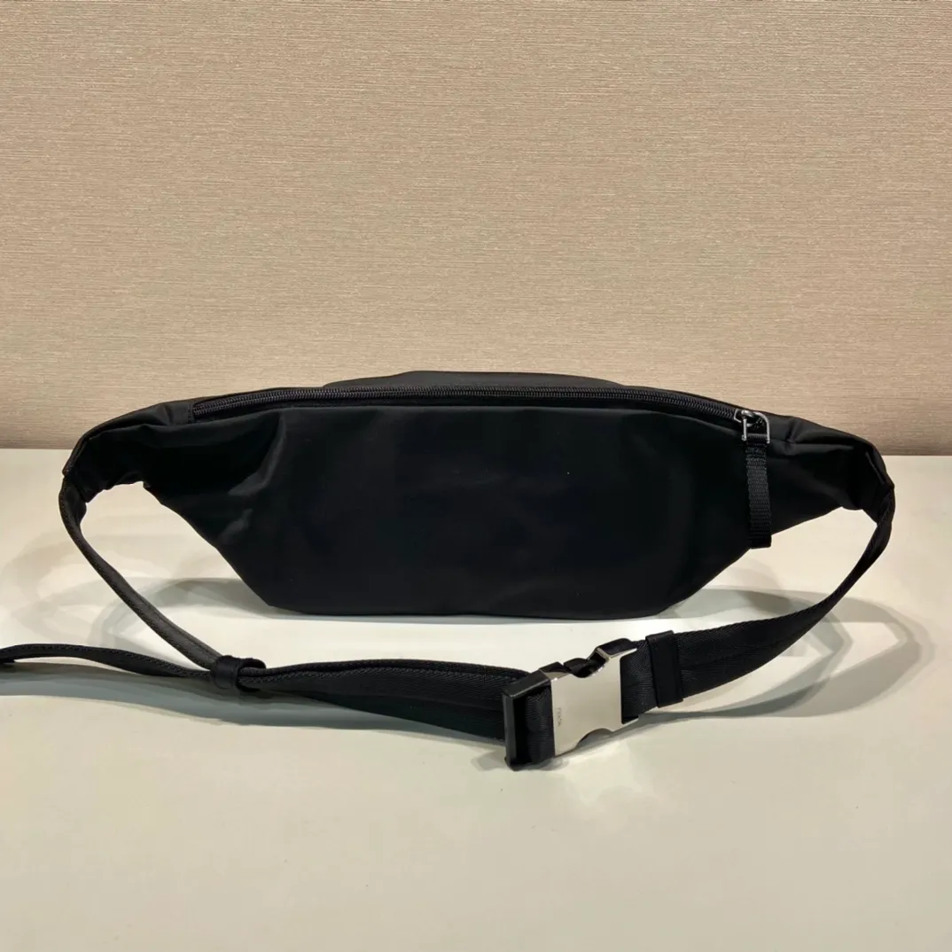 💰860🎉New waist bag🎉2VL978 waist bag/chest bag🎉 This classic waist bag is made of iconic imported nylon, and the waist bag is equipped with practical front pockets and spacious internal compartments, which can be used as a waist bag/chest bag. It is super functional👍👍Unisex model for men and women, hurry up and get it🎉🎉 Length 23x height 15x bottom 3cm