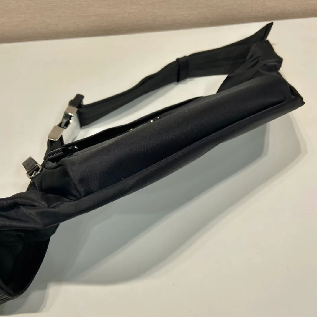 💰860🎉New waist bag🎉2VL978 waist bag/chest bag🎉 This classic waist bag is made of iconic imported nylon, and the waist bag is equipped with practical front pockets and spacious internal compartments, which can be used as a waist bag/chest bag. It is super functional👍👍Unisex model for men and women, hurry up and get it🎉🎉 Length 23x height 15x bottom 3cm