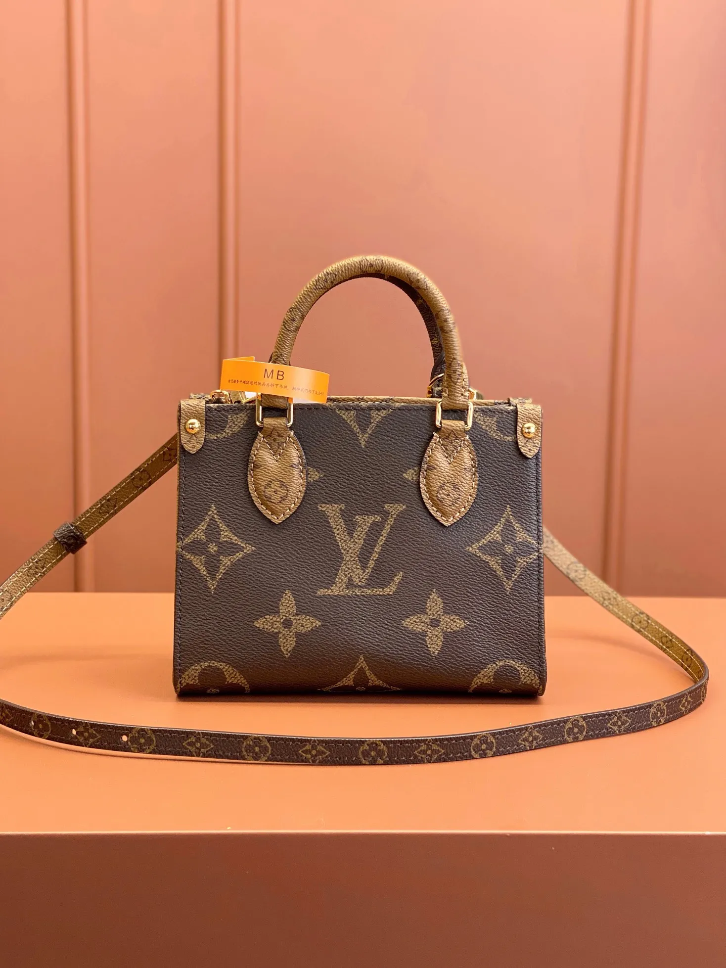 P¥940, ONTHEGO BB handbag [100% MB special grade all-steel 163C01 chip version original leather] Model: M46839 Material: A-grade all-steel hardware, imported original fabric Size: 18x15x8.5cm