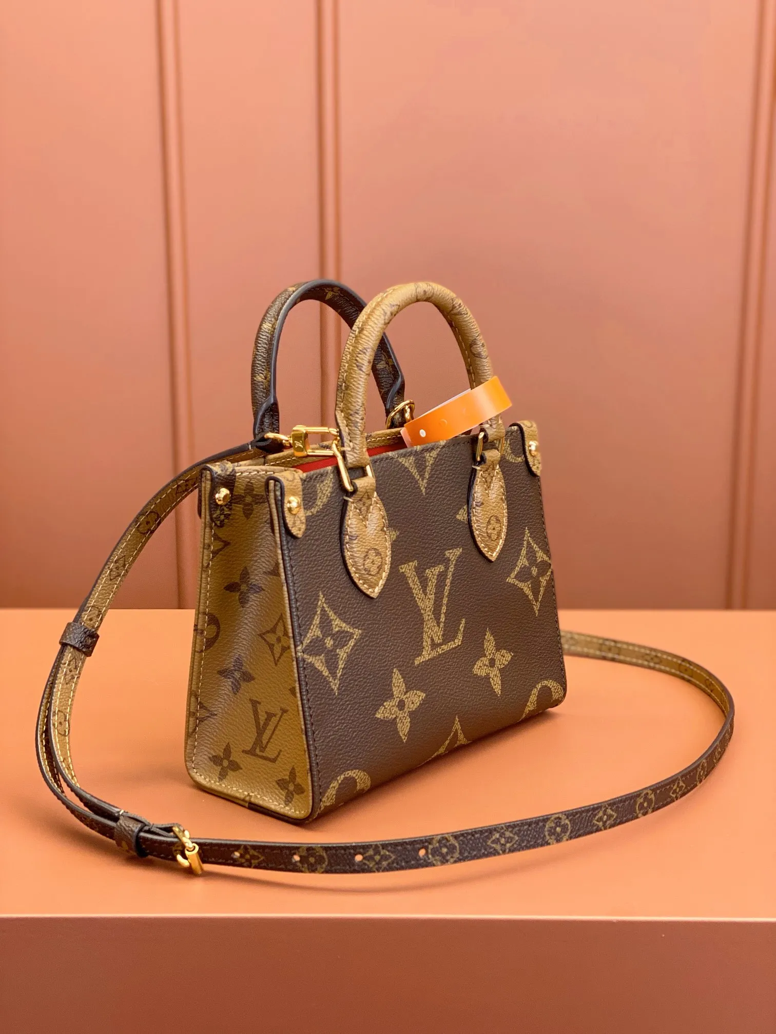 P¥940, ONTHEGO BB handbag [100% MB special grade all-steel 163C01 chip version original leather] Model: M46839 Material: A-grade all-steel hardware, imported original fabric Size: 18x15x8.5cm
