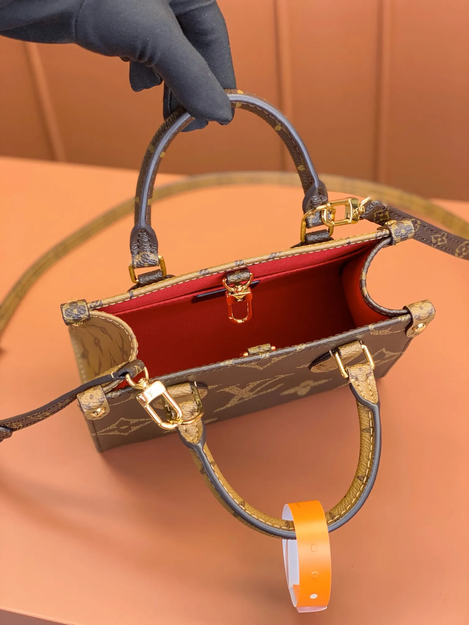 P¥940, ONTHEGO BB handbag [100% MB special grade all-steel 163C01 chip version original leather] Model: M46839 Material: A-grade all-steel hardware, imported original fabric Size: 18x15x8.5cm
