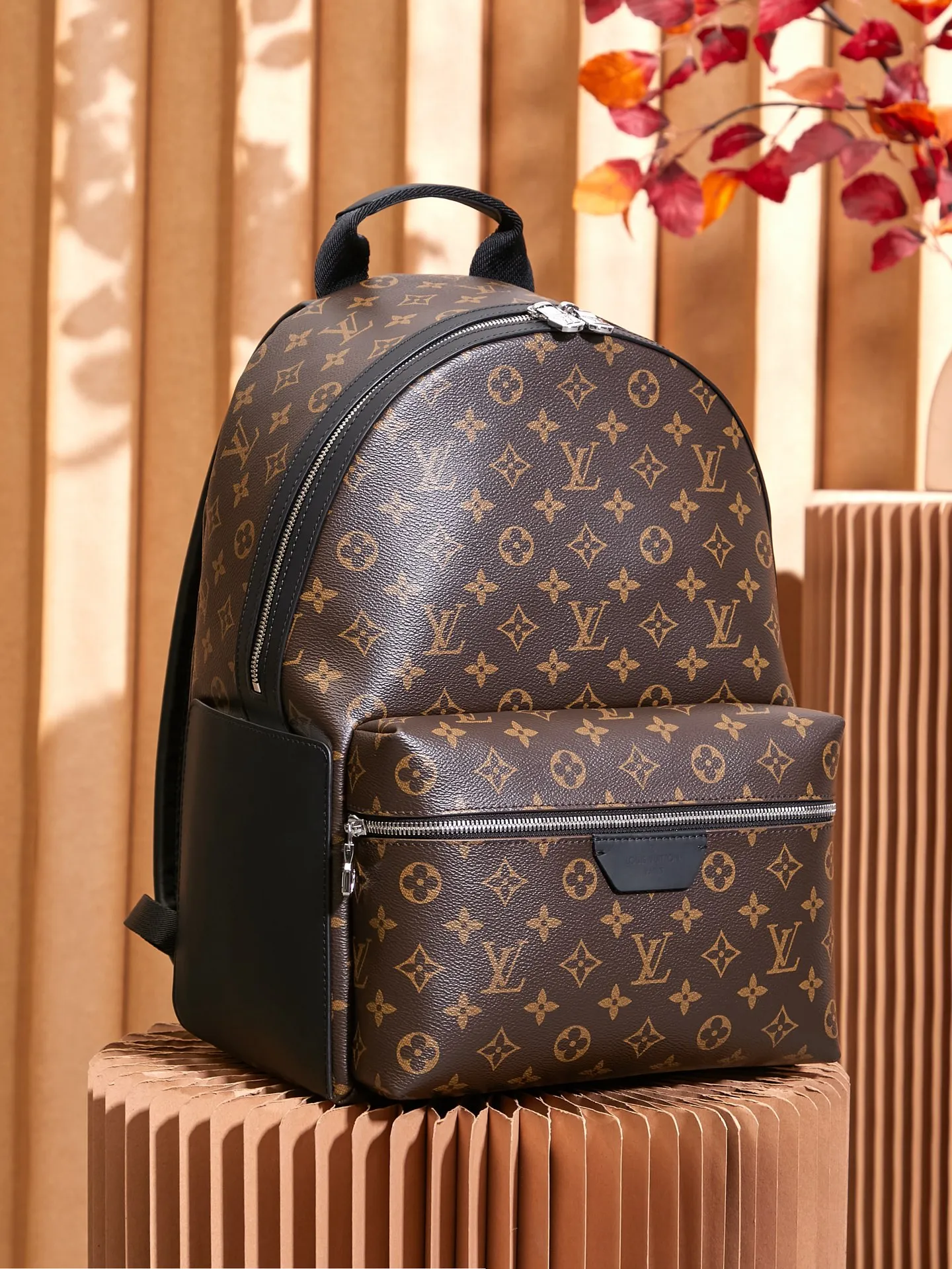 P¥960👉nfc163C01 dynamic chip version👈[Top-level inspection-free all-steel hardware] This Discovery backpack is made of Monogram Macassar canvas, cow leather trim and metal parts, integrating elegance into a modern silhouette. Roomy exterior pockets provide easy access, one of the interior pockets accommodates an iPad, and an adjustable leather shoulder strap and top handle provide versatile carrying options. Monogram Macassar coated canvas, cow leather trim, fabric lining, metal hardware, two zipper closure, adjustable shoulder strap, open side pockets, zippered front pocket, inner patch pocket, single handle! ! Model: M46684; Size: 29x38x20CM