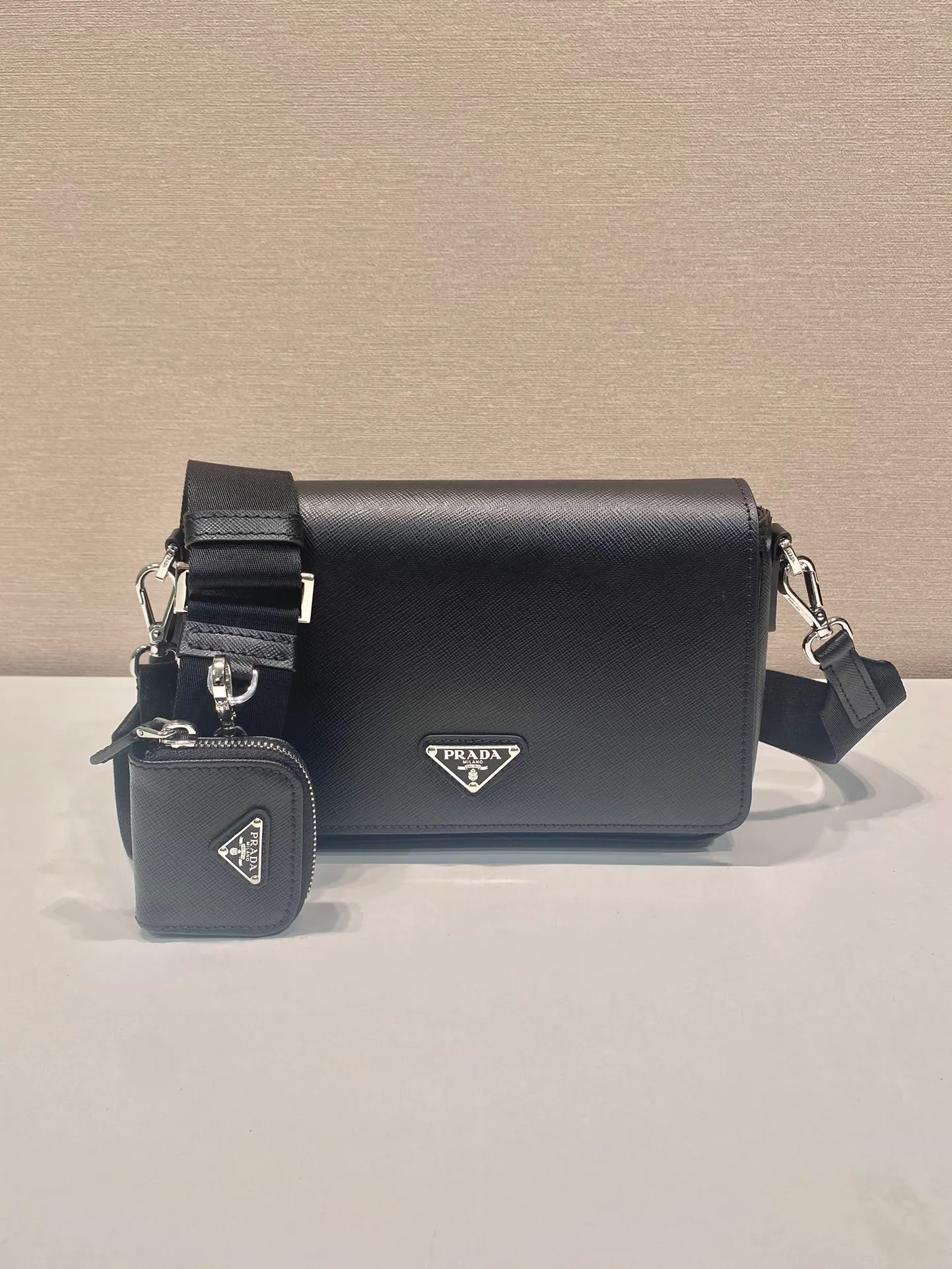 💰1700🎉New style🎉2VD059🎉🎉 This shoulder bag is made of Saffiano leather. One-shoulder flip magnetic buckle design, detachable and adjustable nylon shoulder strap, detachable Saffiano leather pouch, simple and elegant, and the upper body effect is very fashionable. Another popular style🎉🎉length 22x height 14.5x bottom 5cm🎉🎉🎉👏👏👏