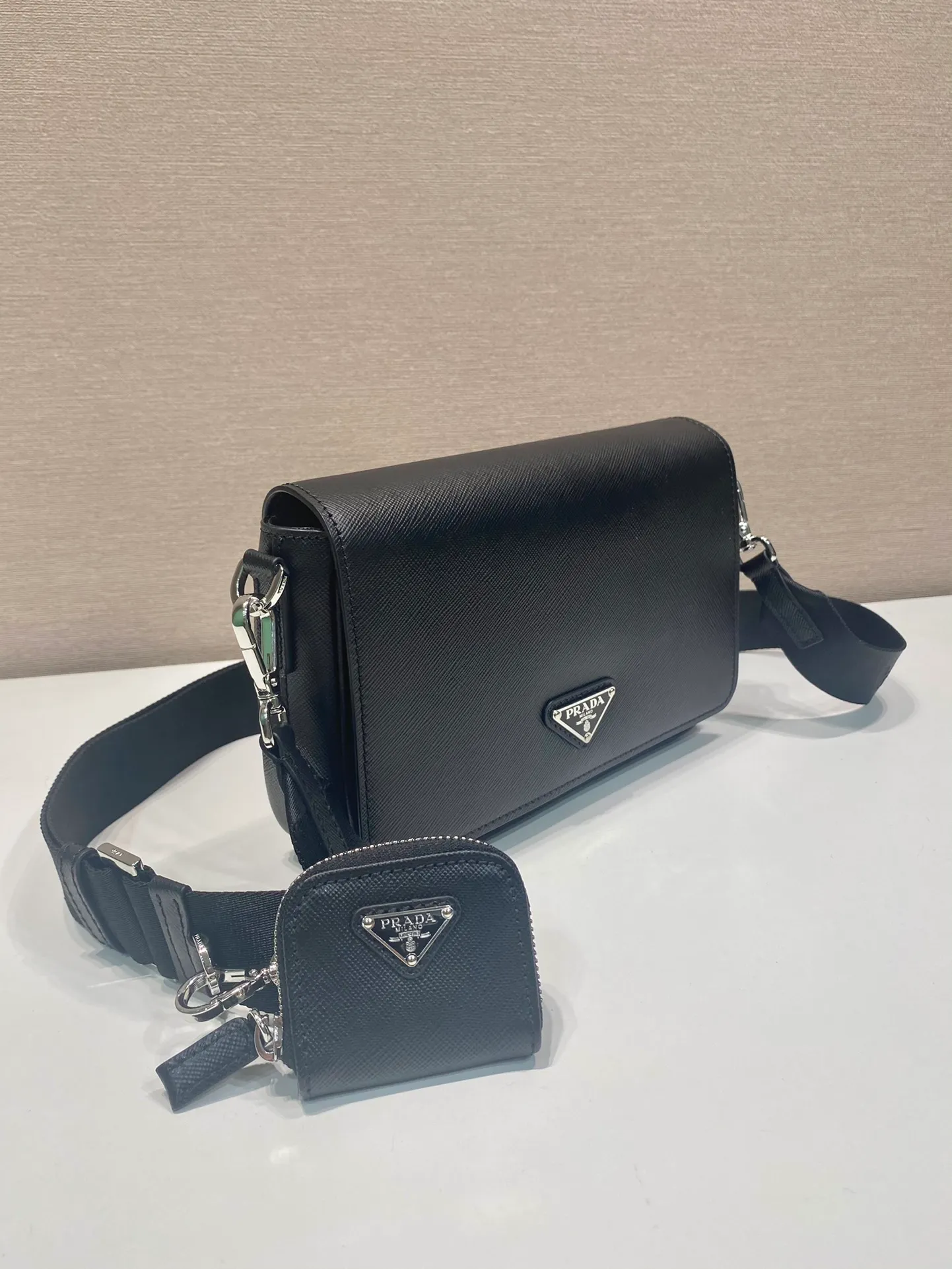 💰1700🎉New style🎉2VD059🎉🎉 This shoulder bag is made of Saffiano leather. One-shoulder flip magnetic buckle design, detachable and adjustable nylon shoulder strap, detachable Saffiano leather pouch, simple and elegant, and the upper body effect is very fashionable. Another popular style🎉🎉length 22x height 14.5x bottom 5cm🎉🎉🎉👏👏👏