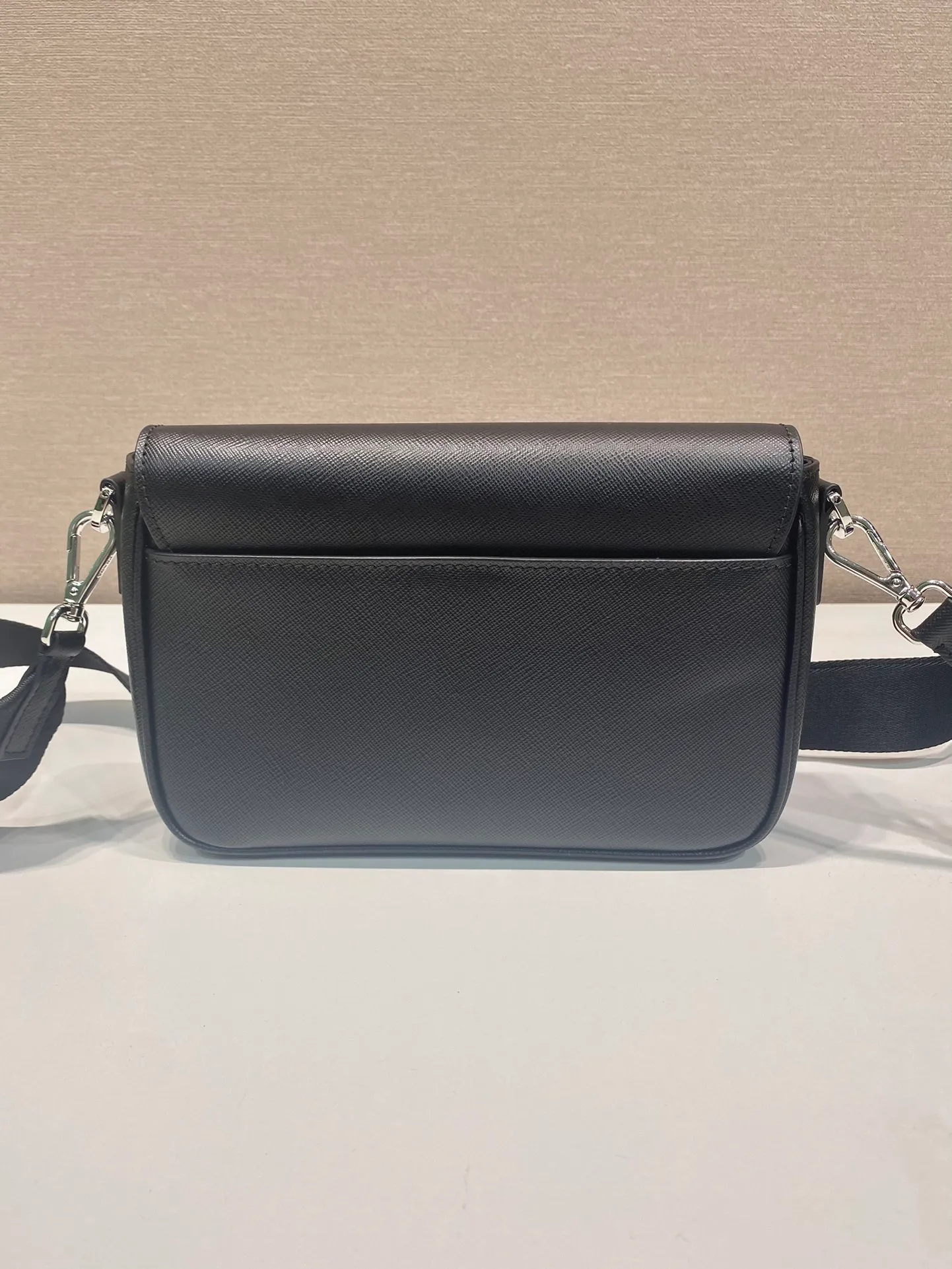 💰1700🎉New style🎉2VD059🎉🎉 This shoulder bag is made of Saffiano leather. One-shoulder flip magnetic buckle design, detachable and adjustable nylon shoulder strap, detachable Saffiano leather pouch, simple and elegant, and the upper body effect is very fashionable. Another popular style🎉🎉length 22x height 14.5x bottom 5cm🎉🎉🎉👏👏👏