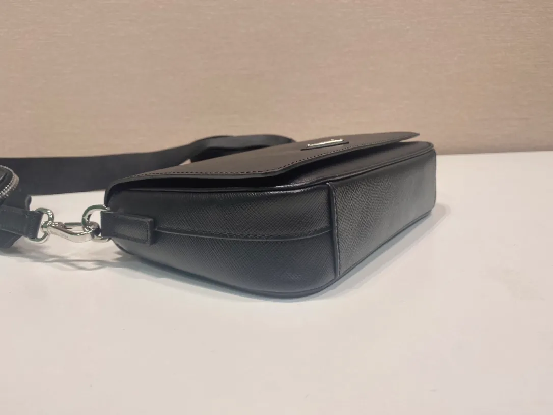 💰1700🎉New style🎉2VD059🎉🎉 This shoulder bag is made of Saffiano leather. One-shoulder flip magnetic buckle design, detachable and adjustable nylon shoulder strap, detachable Saffiano leather pouch, simple and elegant, and the upper body effect is very fashionable. Another popular style🎉🎉length 22x height 14.5x bottom 5cm🎉🎉🎉👏👏👏