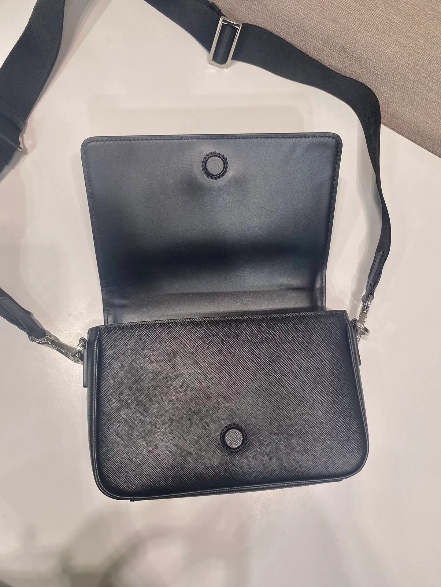 💰1700🎉New style🎉2VD059🎉🎉 This shoulder bag is made of Saffiano leather. One-shoulder flip magnetic buckle design, detachable and adjustable nylon shoulder strap, detachable Saffiano leather pouch, simple and elegant, and the upper body effect is very fashionable. Another popular style🎉🎉length 22x height 14.5x bottom 5cm🎉🎉🎉👏👏👏
