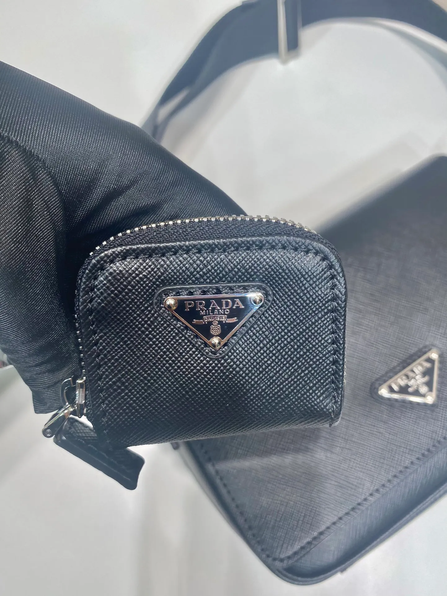 💰1700🎉New style🎉2VD059🎉🎉 This shoulder bag is made of Saffiano leather. One-shoulder flip magnetic buckle design, detachable and adjustable nylon shoulder strap, detachable Saffiano leather pouch, simple and elegant, and the upper body effect is very fashionable. Another popular style🎉🎉length 22x height 14.5x bottom 5cm🎉🎉🎉👏👏👏