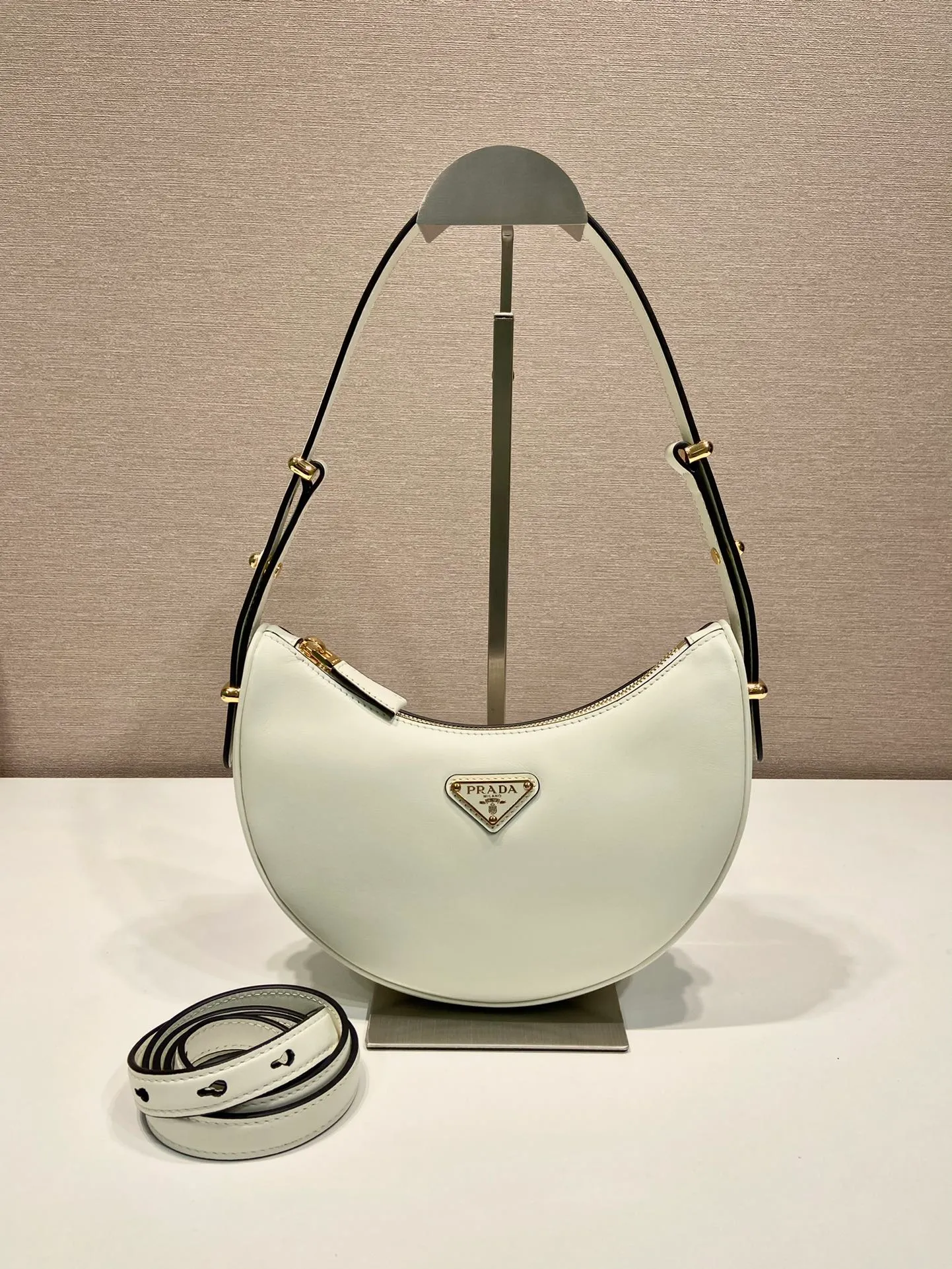 💰1700🎉Moon Handbag🎉1BC194 Double Shoulder Strap🎉🎉 This simple Moon handbag uses cowhide to bring out the modern and versatile charm. The curved body design is equipped with 2 long/short adjustable shoulder straps, making it easy to change the shape at will. It is equipped with imported lambskin inside, and the metal accessories add to the bright style. The upper body effect is very cool/fashionable. It is another popular style that will never go out of style🎉Babies, hurry up and get it🎉 Length 22.5x Height 18.5x Bottom 6.5cm