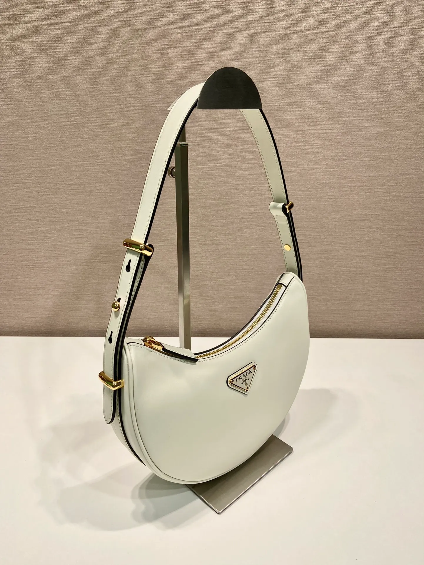 💰1700🎉Moon Handbag🎉1BC194 Double Shoulder Strap🎉🎉 This simple Moon handbag uses cowhide to bring out the modern and versatile charm. The curved body design is equipped with 2 long/short adjustable shoulder straps, making it easy to change the shape at will. It is equipped with imported lambskin inside, and the metal accessories add to the bright style. The upper body effect is very cool/fashionable. It is another popular style that will never go out of style🎉Babies, hurry up and get it🎉 Length 22.5x Height 18.5x Bottom 6.5cm