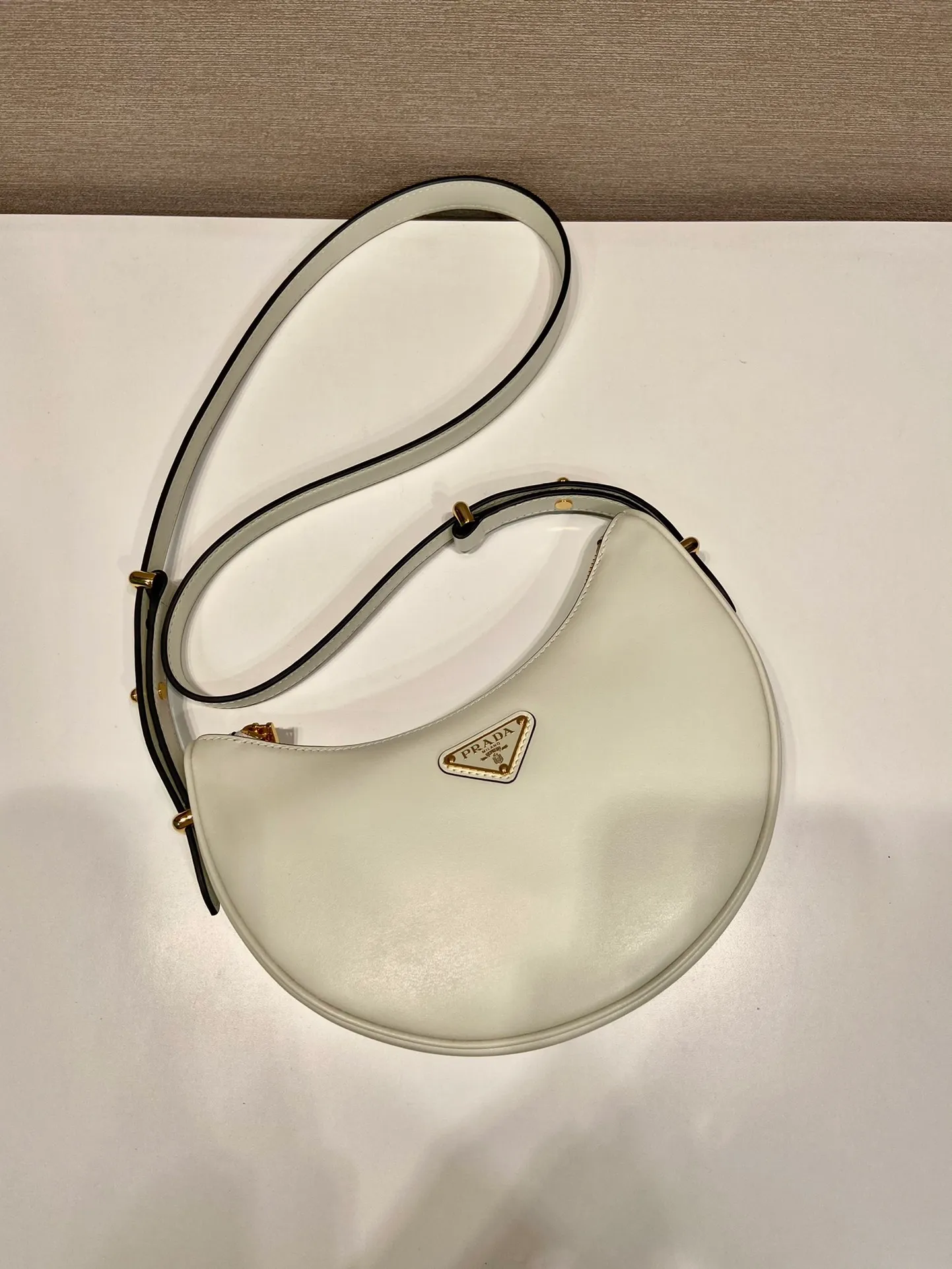💰1700🎉Moon Handbag🎉1BC194 Double Shoulder Strap🎉🎉 This simple Moon handbag uses cowhide to bring out the modern and versatile charm. The curved body design is equipped with 2 long/short adjustable shoulder straps, making it easy to change the shape at will. It is equipped with imported lambskin inside, and the metal accessories add to the bright style. The upper body effect is very cool/fashionable. It is another popular style that will never go out of style🎉Babies, hurry up and get it🎉 Length 22.5x Height 18.5x Bottom 6.5cm
