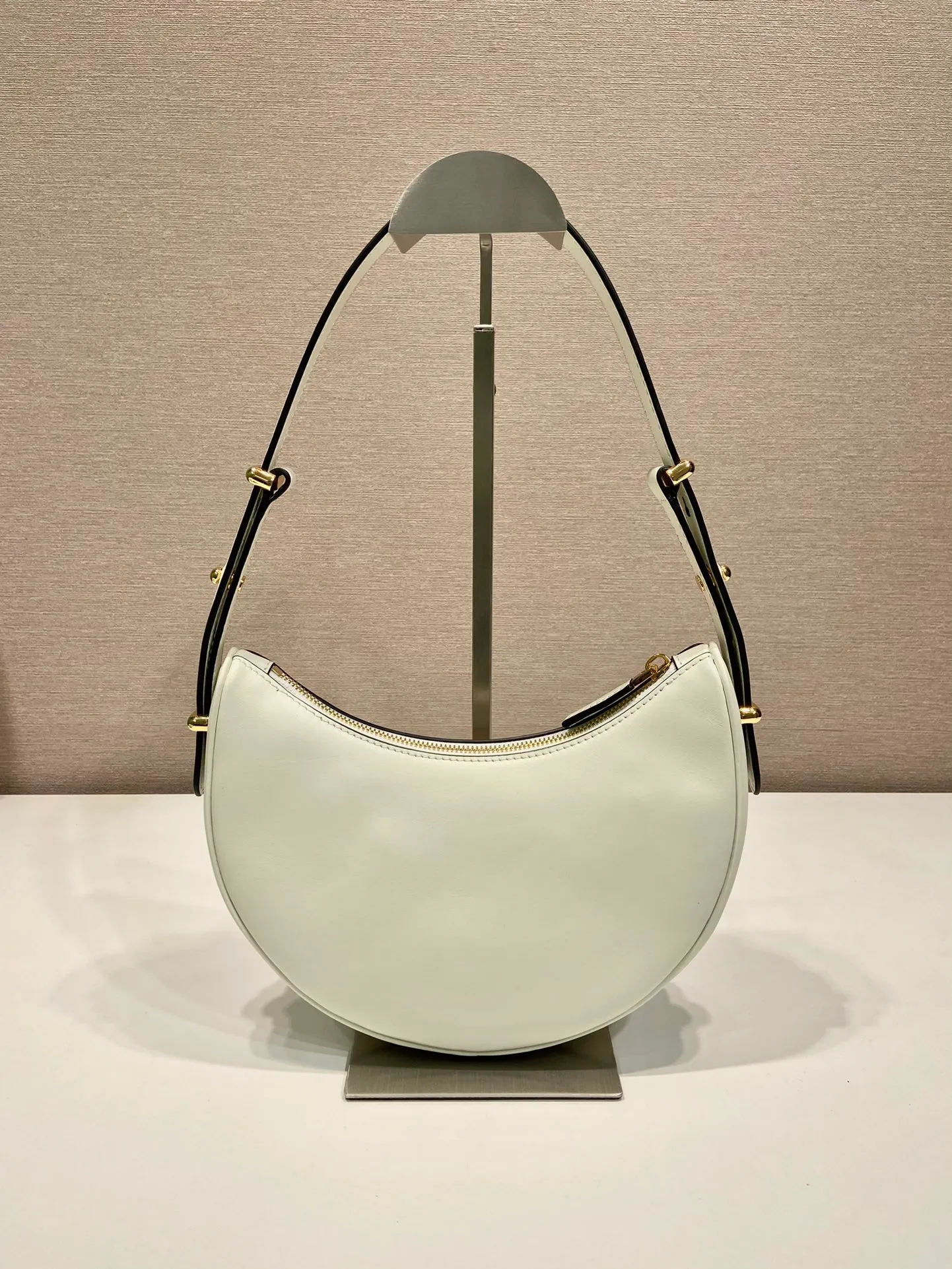 💰1700🎉Moon Handbag🎉1BC194 Double Shoulder Strap🎉🎉 This simple Moon handbag uses cowhide to bring out the modern and versatile charm. The curved body design is equipped with 2 long/short adjustable shoulder straps, making it easy to change the shape at will. It is equipped with imported lambskin inside, and the metal accessories add to the bright style. The upper body effect is very cool/fashionable. It is another popular style that will never go out of style🎉Babies, hurry up and get it🎉 Length 22.5x Height 18.5x Bottom 6.5cm
