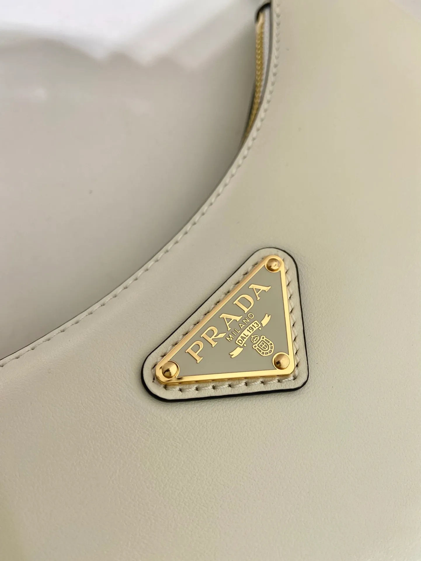 💰1700🎉Moon Handbag🎉1BC194 Double Shoulder Strap🎉🎉 This simple Moon handbag uses cowhide to bring out the modern and versatile charm. The curved body design is equipped with 2 long/short adjustable shoulder straps, making it easy to change the shape at will. It is equipped with imported lambskin inside, and the metal accessories add to the bright style. The upper body effect is very cool/fashionable. It is another popular style that will never go out of style🎉Babies, hurry up and get it🎉 Length 22.5x Height 18.5x Bottom 6.5cm