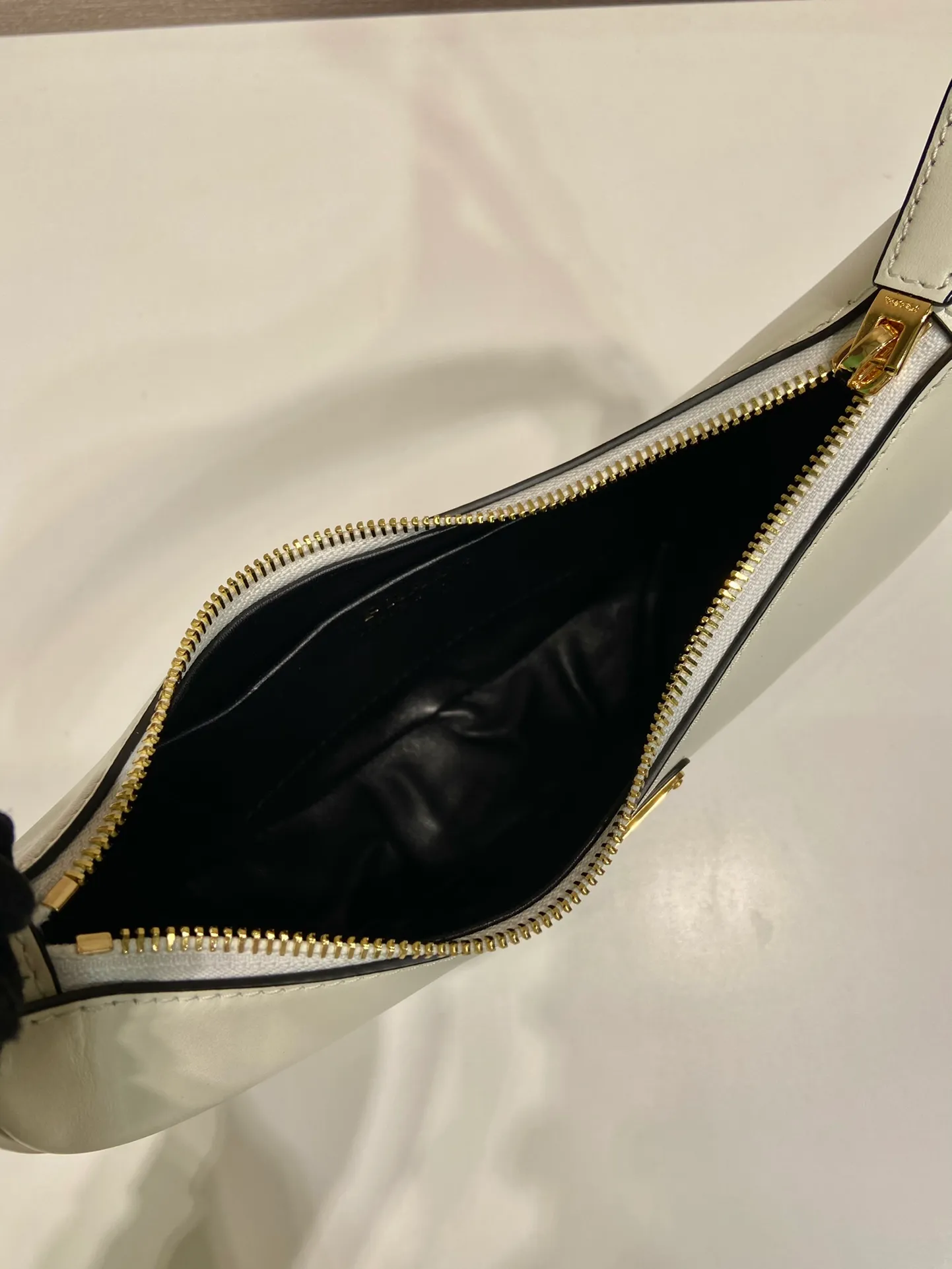 💰1700🎉Moon Handbag🎉1BC194 Double Shoulder Strap🎉🎉 This simple Moon handbag uses cowhide to bring out the modern and versatile charm. The curved body design is equipped with 2 long/short adjustable shoulder straps, making it easy to change the shape at will. It is equipped with imported lambskin inside, and the metal accessories add to the bright style. The upper body effect is very cool/fashionable. It is another popular style that will never go out of style🎉Babies, hurry up and get it🎉 Length 22.5x Height 18.5x Bottom 6.5cm