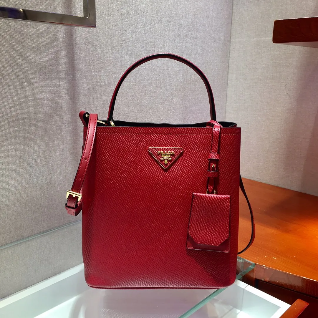 💰1840🔆Exclusive first release🔆1BA212💋Original item🤙🤙Made of imported Saffiano leather material, with detachable shoulder strap, leather nameplate and metal logo complement each other. Leather-covered central pocket with magnetic buckle. Saffiano leather triangle logo. Contrast color nappa leather lining. This Double handbag has an elegant style, eye-catching and unique. It is also a popular style🙋🏻🙋🏻Length 22X Height 23X Bottom 13