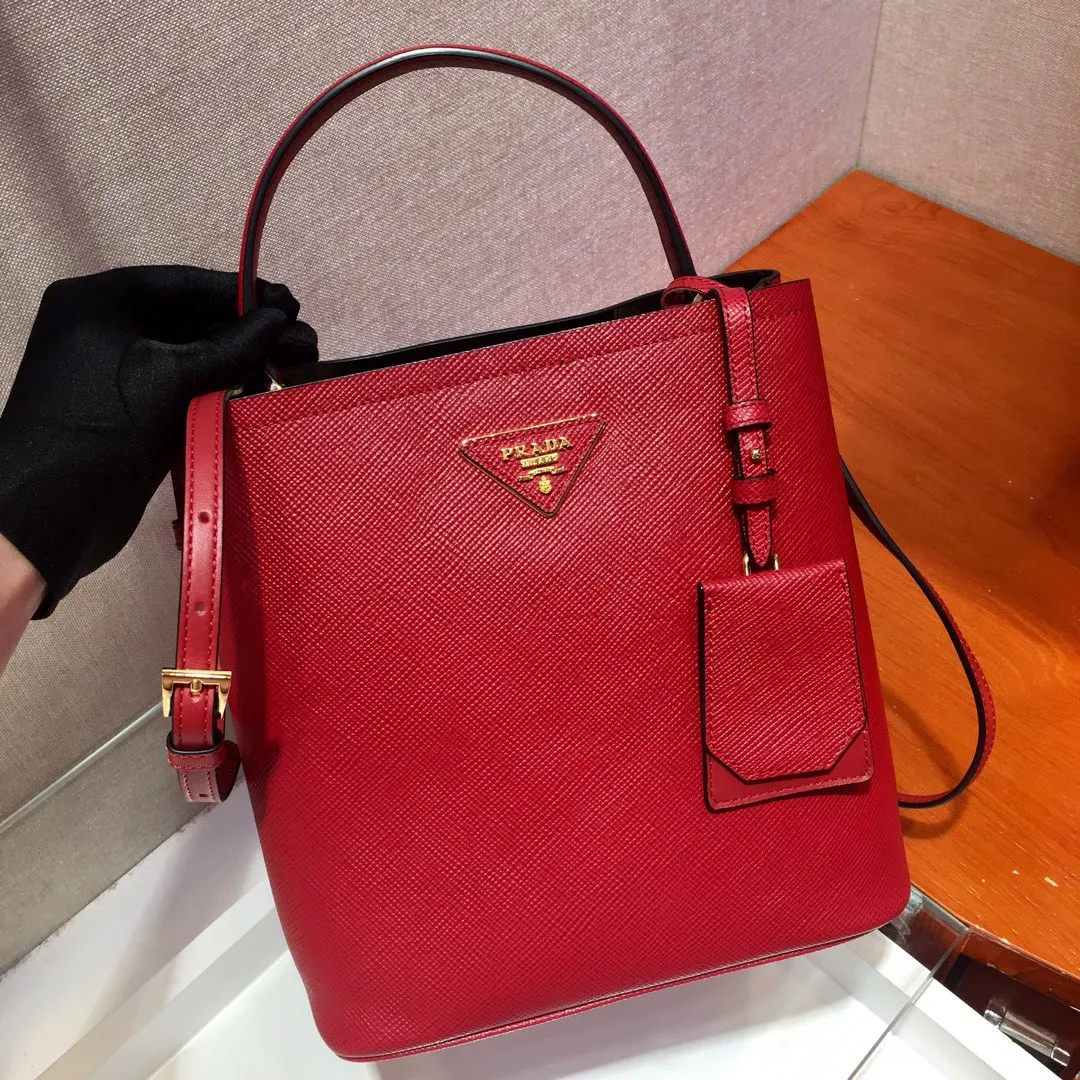 💰1840🔆Exclusive first release🔆1BA212💋Original item🤙🤙Made of imported Saffiano leather material, with detachable shoulder strap, leather nameplate and metal logo complement each other. Leather-covered central pocket with magnetic buckle. Saffiano leather triangle logo. Contrast color nappa leather lining. This Double handbag has an elegant style, eye-catching and unique. It is also a popular style🙋🏻🙋🏻Length 22X Height 23X Bottom 13