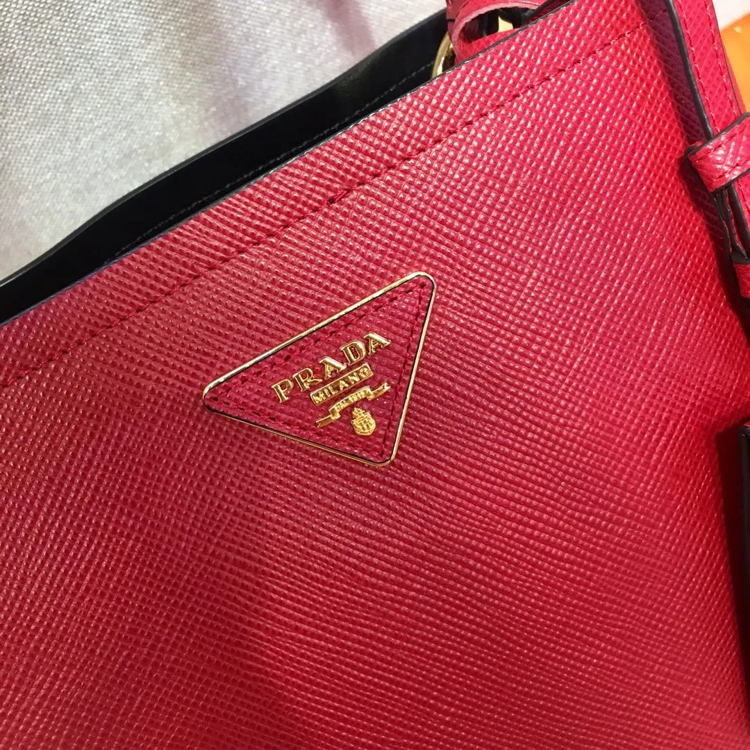 💰1840🔆Exclusive first release🔆1BA212💋Original item🤙🤙Made of imported Saffiano leather material, with detachable shoulder strap, leather nameplate and metal logo complement each other. Leather-covered central pocket with magnetic buckle. Saffiano leather triangle logo. Contrast color nappa leather lining. This Double handbag has an elegant style, eye-catching and unique. It is also a popular style🙋🏻🙋🏻Length 22X Height 23X Bottom 13