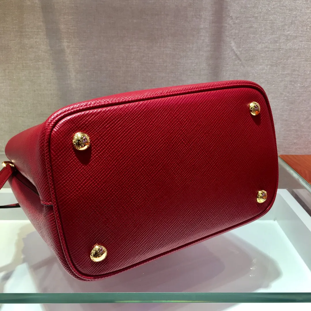 💰1840🔆Exclusive first release🔆1BA212💋Original item🤙🤙Made of imported Saffiano leather material, with detachable shoulder strap, leather nameplate and metal logo complement each other. Leather-covered central pocket with magnetic buckle. Saffiano leather triangle logo. Contrast color nappa leather lining. This Double handbag has an elegant style, eye-catching and unique. It is also a popular style🙋🏻🙋🏻Length 22X Height 23X Bottom 13