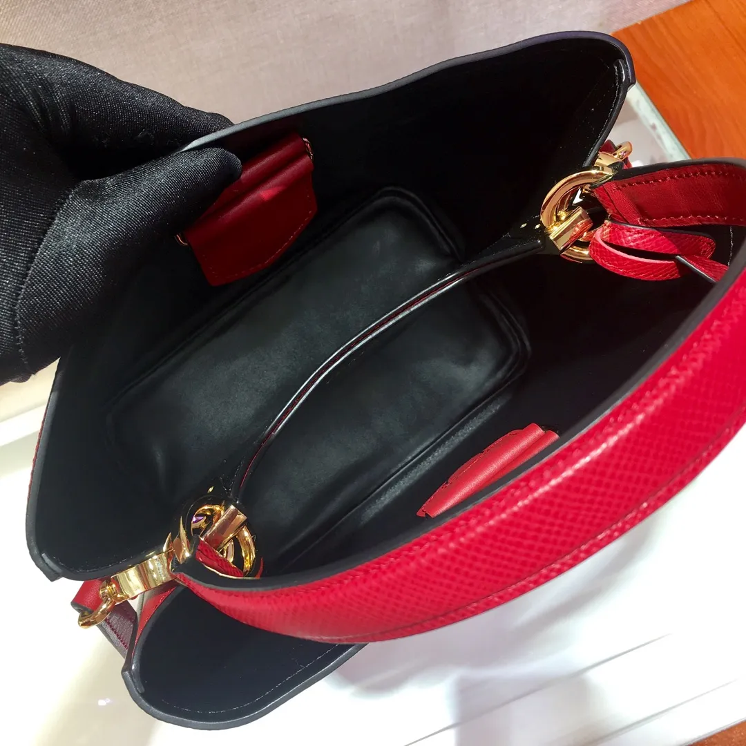 💰1840🔆Exclusive first release🔆1BA212💋Original item🤙🤙Made of imported Saffiano leather material, with detachable shoulder strap, leather nameplate and metal logo complement each other. Leather-covered central pocket with magnetic buckle. Saffiano leather triangle logo. Contrast color nappa leather lining. This Double handbag has an elegant style, eye-catching and unique. It is also a popular style🙋🏻🙋🏻Length 22X Height 23X Bottom 13