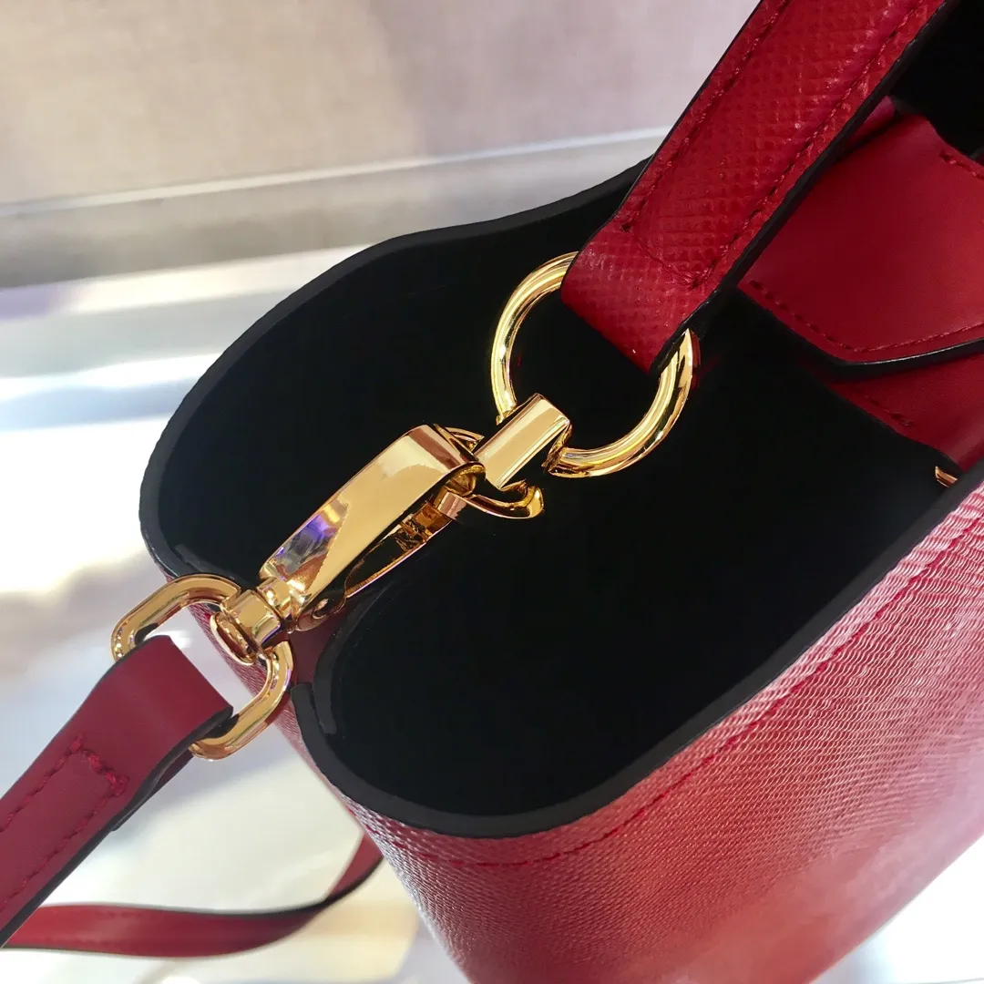 💰1840🔆Exclusive first release🔆1BA212💋Original item🤙🤙Made of imported Saffiano leather material, with detachable shoulder strap, leather nameplate and metal logo complement each other. Leather-covered central pocket with magnetic buckle. Saffiano leather triangle logo. Contrast color nappa leather lining. This Double handbag has an elegant style, eye-catching and unique. It is also a popular style🙋🏻🙋🏻Length 22X Height 23X Bottom 13