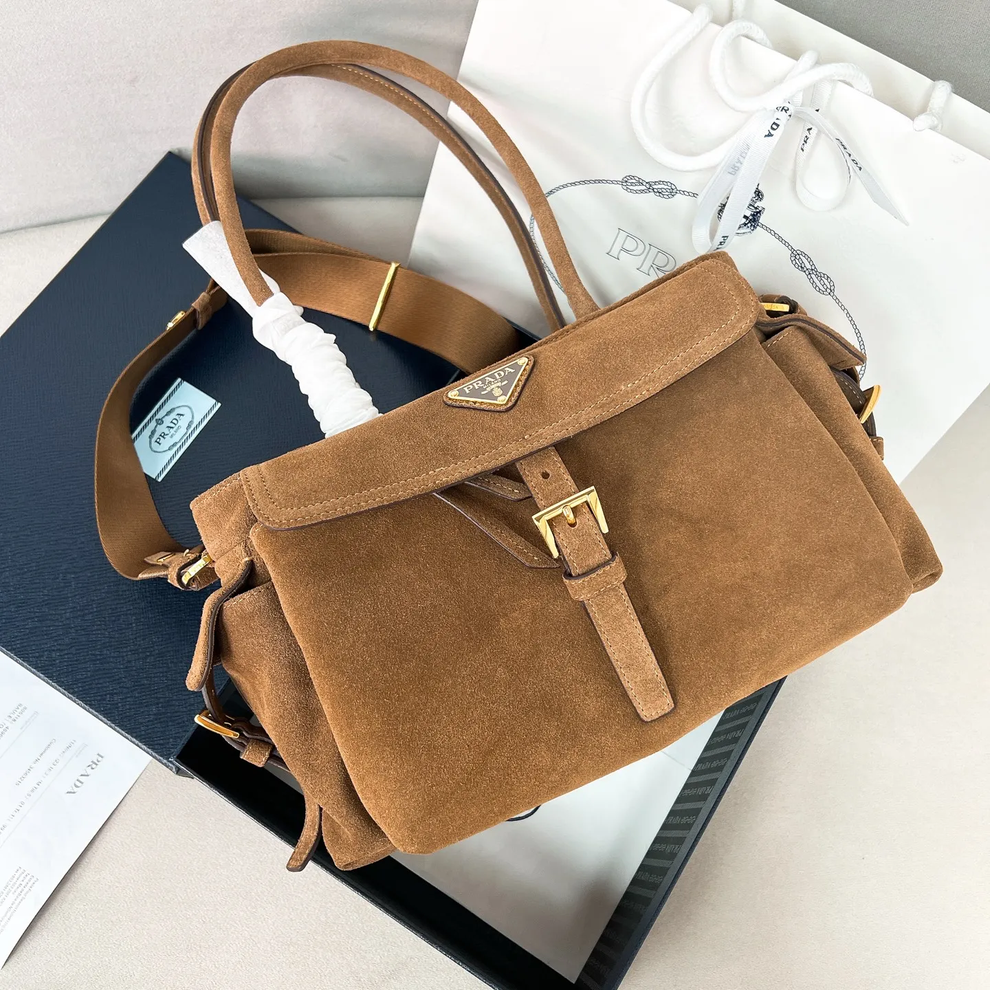 💰1520✨New product launch✨2025 new unisex Explore handbag 1BG596, super versatile and good-looking, fashionable people must buy it! Not only practical, lightweight but also good-looking, with super large capacity. Triangle signature + waterproof parachute nylon. Lightweight and practical design combines sports and versatile elements. Equipped with long handle ➕ detachable and adjustable webbing strap. The fluffy and soft shape goes well with clothes. The multi-pocket design meets the functional needs of traveling and commuting. It is simply great👏... Unisex style for both men and women🉑️ Size: 30*17*11cm Cocoa Brown