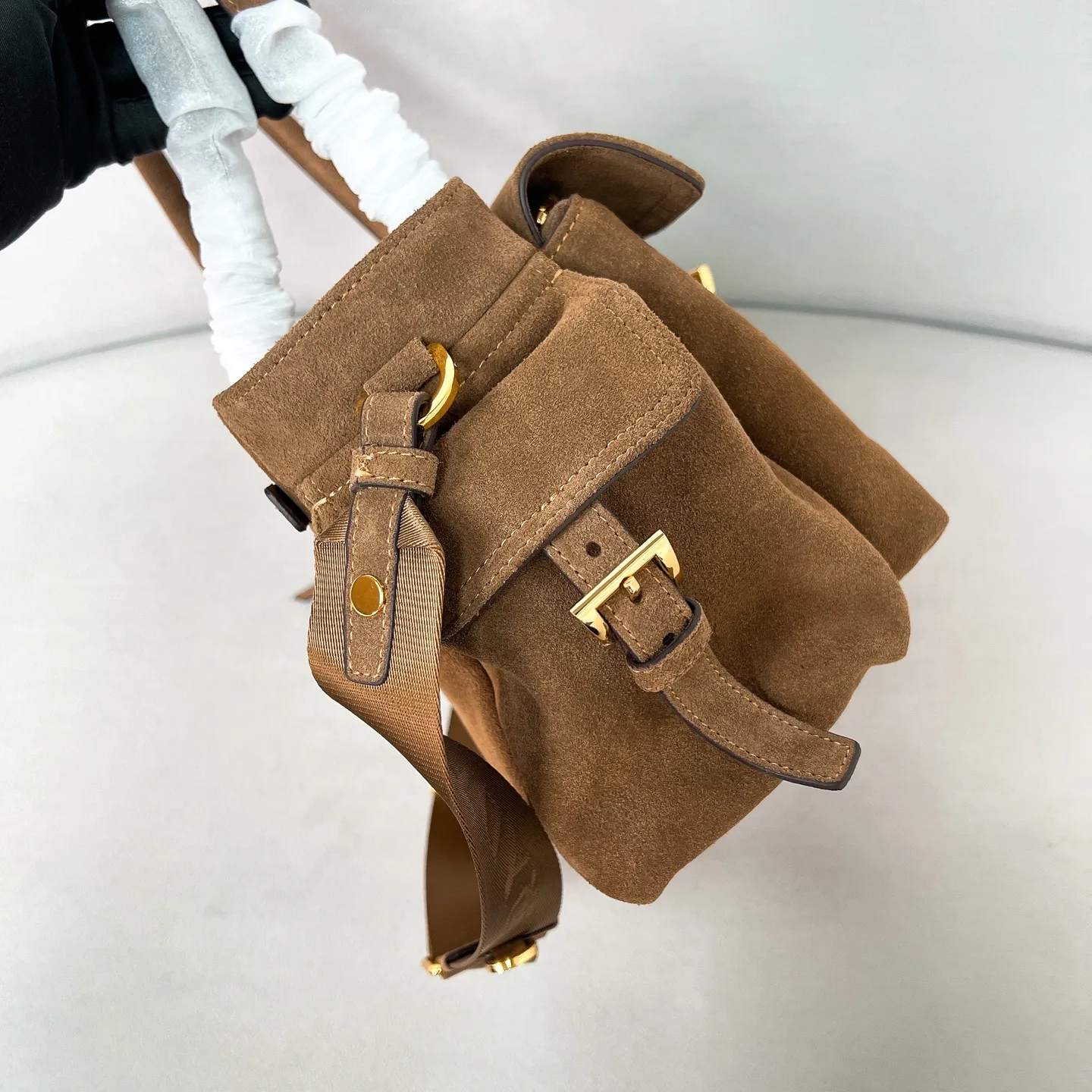 💰1520✨New product launch✨2025 new unisex Explore handbag 1BG596, super versatile and good-looking, fashionable people must buy it! Not only practical, lightweight but also good-looking, with super large capacity. Triangle signature + waterproof parachute nylon. Lightweight and practical design combines sports and versatile elements. Equipped with long handle ➕ detachable and adjustable webbing strap. The fluffy and soft shape goes well with clothes. The multi-pocket design meets the functional needs of traveling and commuting. It is simply great👏... Unisex style for both men and women🉑️ Size: 30*17*11cm Cocoa Brown