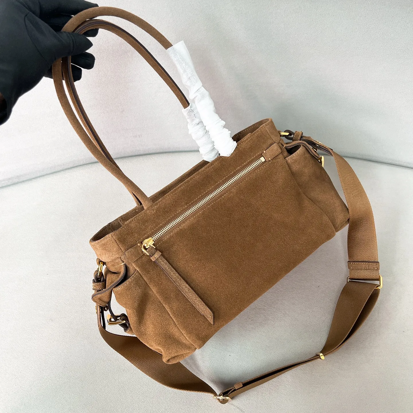 💰1520✨New product launch✨2025 new unisex Explore handbag 1BG596, super versatile and good-looking, fashionable people must buy it! Not only practical, lightweight but also good-looking, with super large capacity. Triangle signature + waterproof parachute nylon. Lightweight and practical design combines sports and versatile elements. Equipped with long handle ➕ detachable and adjustable webbing strap. The fluffy and soft shape goes well with clothes. The multi-pocket design meets the functional needs of traveling and commuting. It is simply great👏... Unisex style for both men and women🉑️ Size: 30*17*11cm Cocoa Brown
