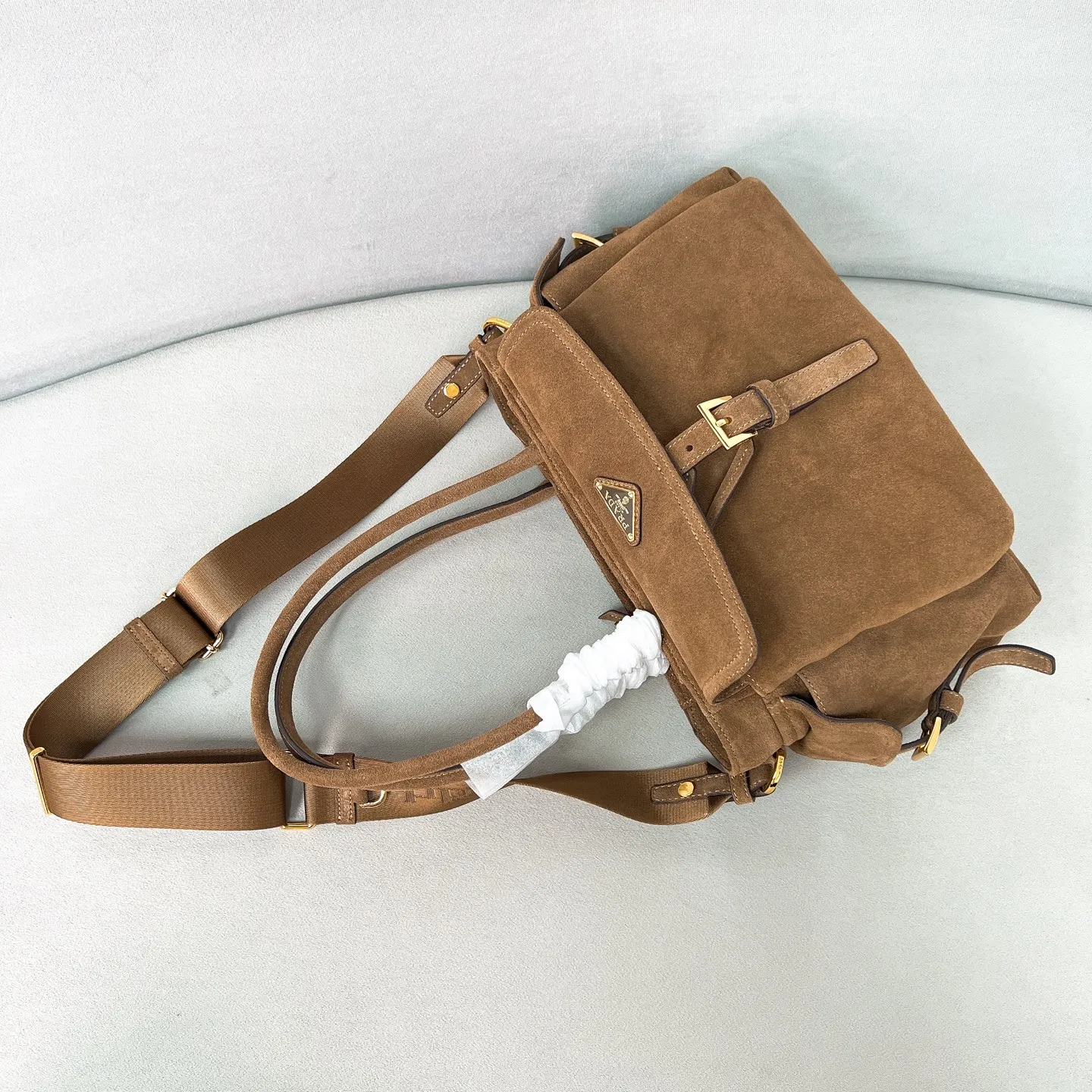 💰1520✨New product launch✨2025 new unisex Explore handbag 1BG596, super versatile and good-looking, fashionable people must buy it! Not only practical, lightweight but also good-looking, with super large capacity. Triangle signature + waterproof parachute nylon. Lightweight and practical design combines sports and versatile elements. Equipped with long handle ➕ detachable and adjustable webbing strap. The fluffy and soft shape goes well with clothes. The multi-pocket design meets the functional needs of traveling and commuting. It is simply great👏... Unisex style for both men and women🉑️ Size: 30*17*11cm Cocoa Brown