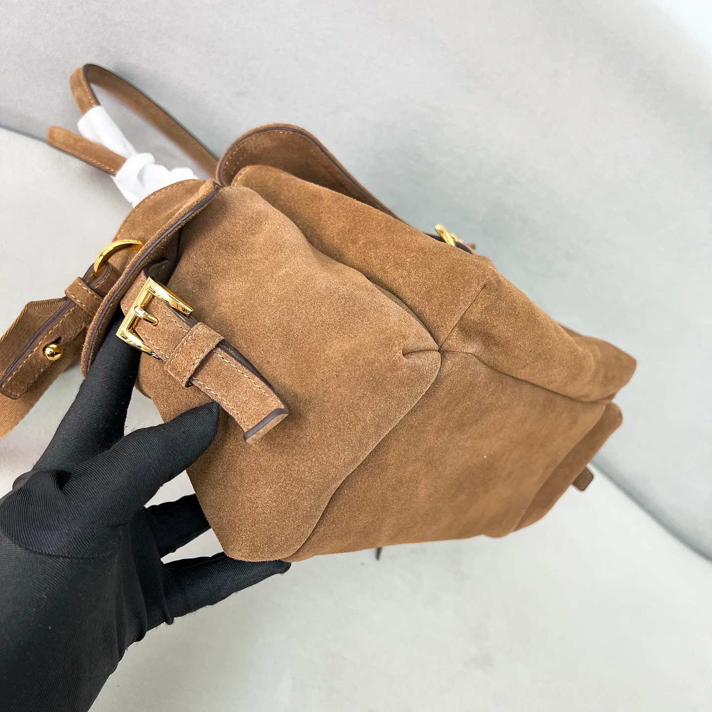 💰1520✨New product launch✨2025 new unisex Explore handbag 1BG596, super versatile and good-looking, fashionable people must buy it! Not only practical, lightweight but also good-looking, with super large capacity. Triangle signature + waterproof parachute nylon. Lightweight and practical design combines sports and versatile elements. Equipped with long handle ➕ detachable and adjustable webbing strap. The fluffy and soft shape goes well with clothes. The multi-pocket design meets the functional needs of traveling and commuting. It is simply great👏... Unisex style for both men and women🉑️ Size: 30*17*11cm Cocoa Brown
