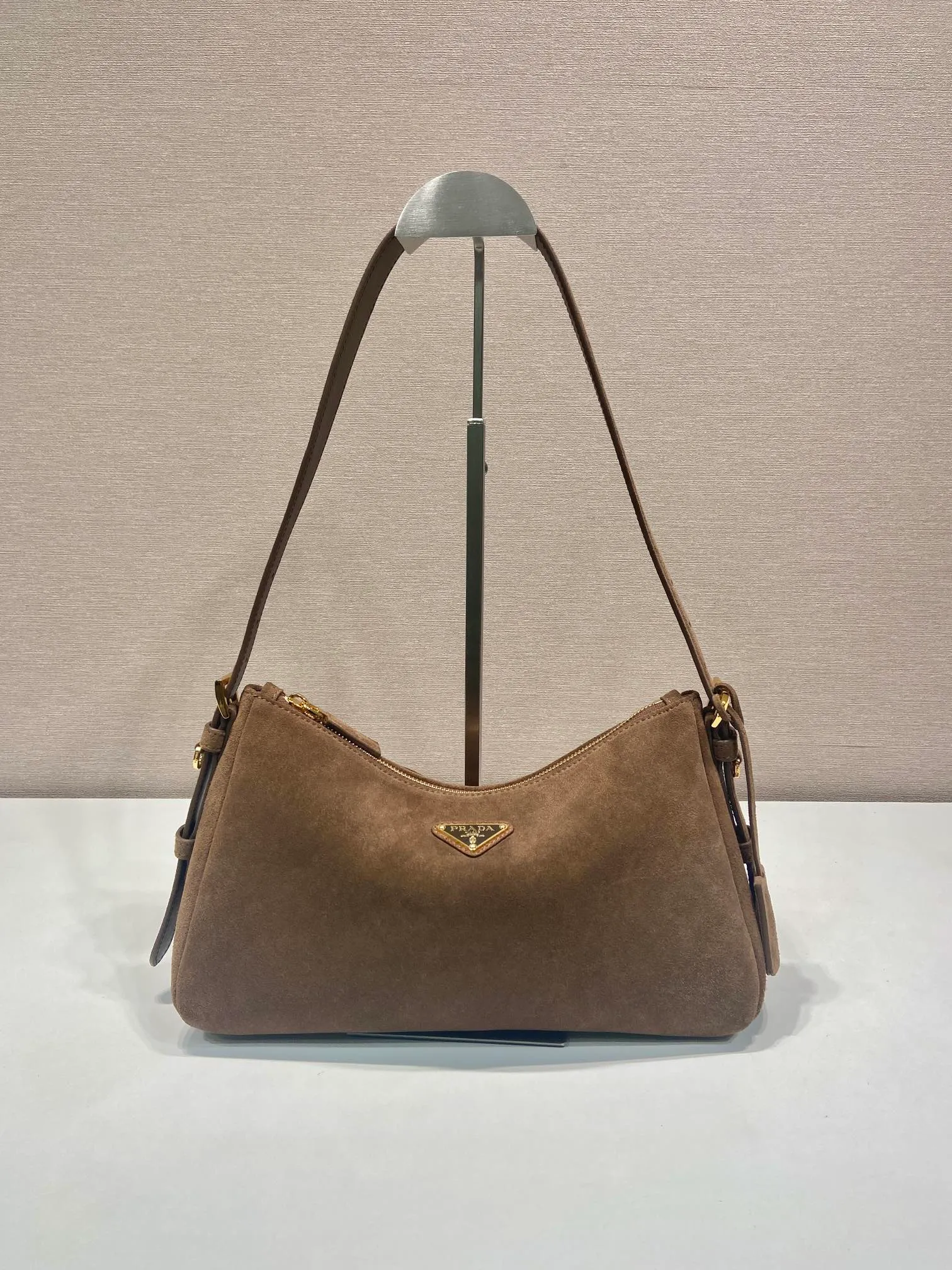 💰1460🎉New Aimee Underarm Bag🎉1BC229 Small Suede 🎉🎉 This leather Hobo underarm bag has a simple design and is made of imported suede (nubuck leather) with a metal triangular enamel logo on the front. It is equipped with a detachable leather shoulder strap. The leather is fine and soft, practical, lightweight, and has large capacity. 😂😂 High-end and versatile, another fashion hit. Hurry up and get it, it’s so beautiful👏👏 Length 31x Height 18x ​​Bottom 10cm