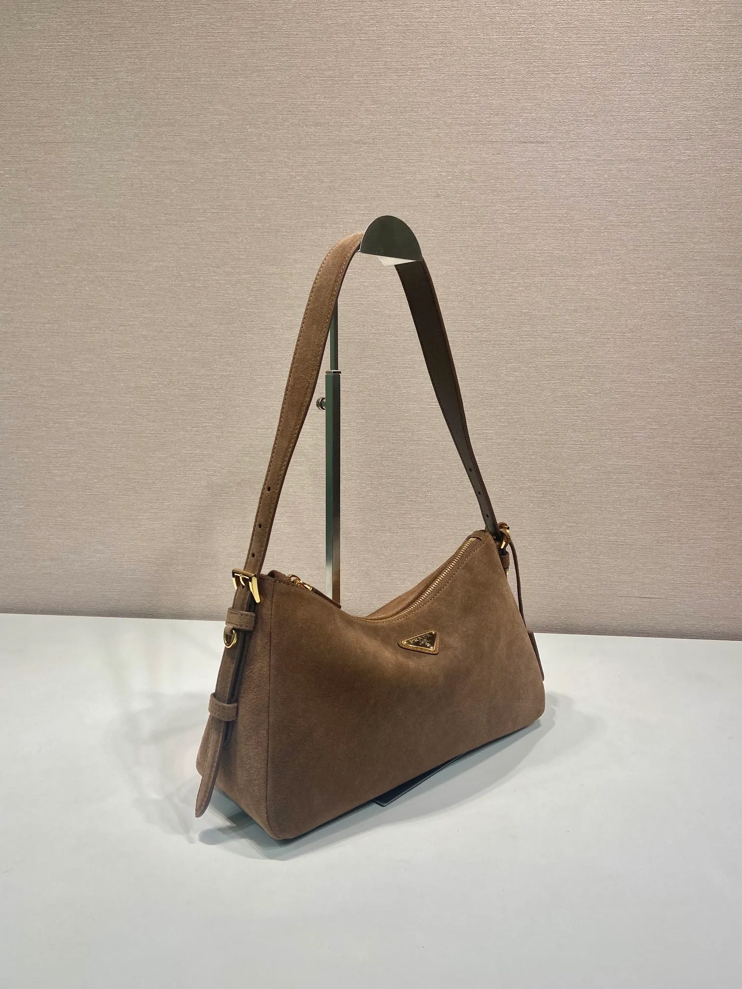 💰1460🎉New Aimee Underarm Bag🎉1BC229 Small Suede 🎉🎉 This leather Hobo underarm bag has a simple design and is made of imported suede (nubuck leather) with a metal triangular enamel logo on the front. It is equipped with a detachable leather shoulder strap. The leather is fine and soft, practical, lightweight, and has large capacity. 😂😂 High-end and versatile, another fashion hit. Hurry up and get it, it’s so beautiful👏👏 Length 31x Height 18x ​​Bottom 10cm
