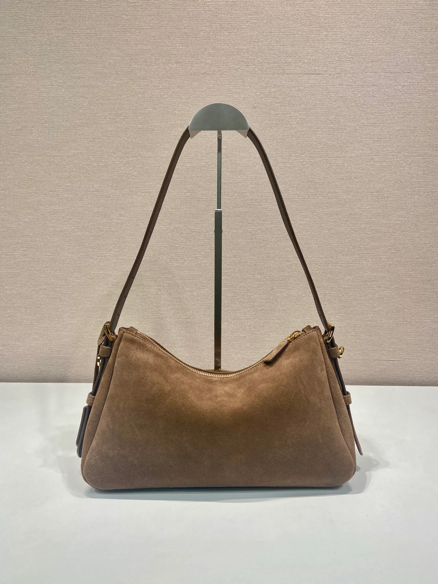 💰1460🎉New Aimee Underarm Bag🎉1BC229 Small Suede 🎉🎉 This leather Hobo underarm bag has a simple design and is made of imported suede (nubuck leather) with a metal triangular enamel logo on the front. It is equipped with a detachable leather shoulder strap. The leather is fine and soft, practical, lightweight, and has large capacity. 😂😂 High-end and versatile, another fashion hit. Hurry up and get it, it’s so beautiful👏👏 Length 31x Height 18x ​​Bottom 10cm