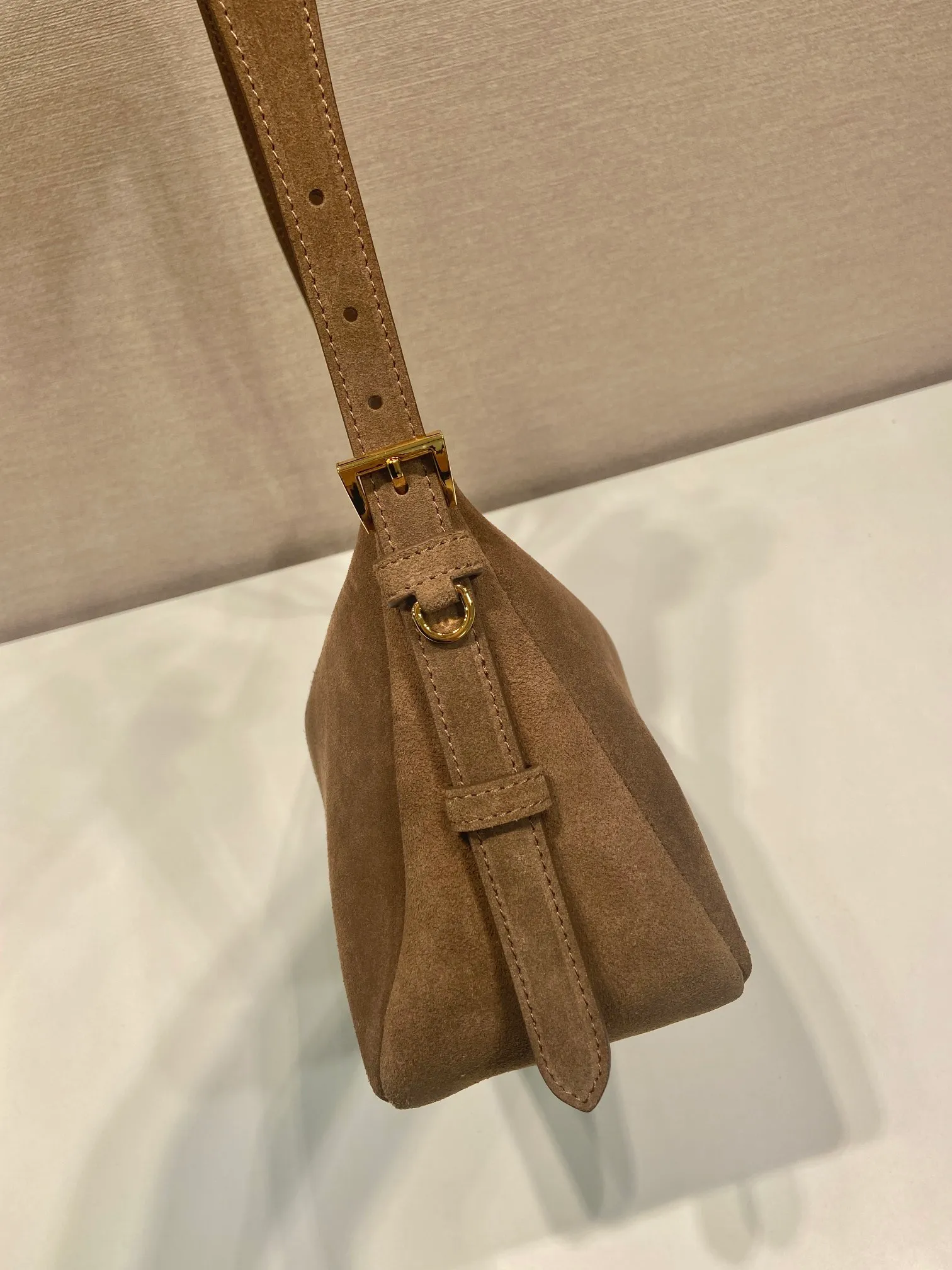 💰1460🎉New Aimee Underarm Bag🎉1BC229 Small Suede 🎉🎉 This leather Hobo underarm bag has a simple design and is made of imported suede (nubuck leather) with a metal triangular enamel logo on the front. It is equipped with a detachable leather shoulder strap. The leather is fine and soft, practical, lightweight, and has large capacity. 😂😂 High-end and versatile, another fashion hit. Hurry up and get it, it’s so beautiful👏👏 Length 31x Height 18x ​​Bottom 10cm