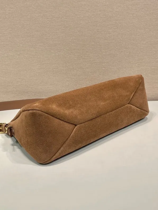 💰1460🎉New Aimee Underarm Bag🎉1BC229 Small Suede 🎉🎉 This leather Hobo underarm bag has a simple design and is made of imported suede (nubuck leather) with a metal triangular enamel logo on the front. It is equipped with a detachable leather shoulder strap. The leather is fine and soft, practical, lightweight, and has large capacity. 😂😂 High-end and versatile, another fashion hit. Hurry up and get it, it’s so beautiful👏👏 Length 31x Height 18x ​​Bottom 10cm