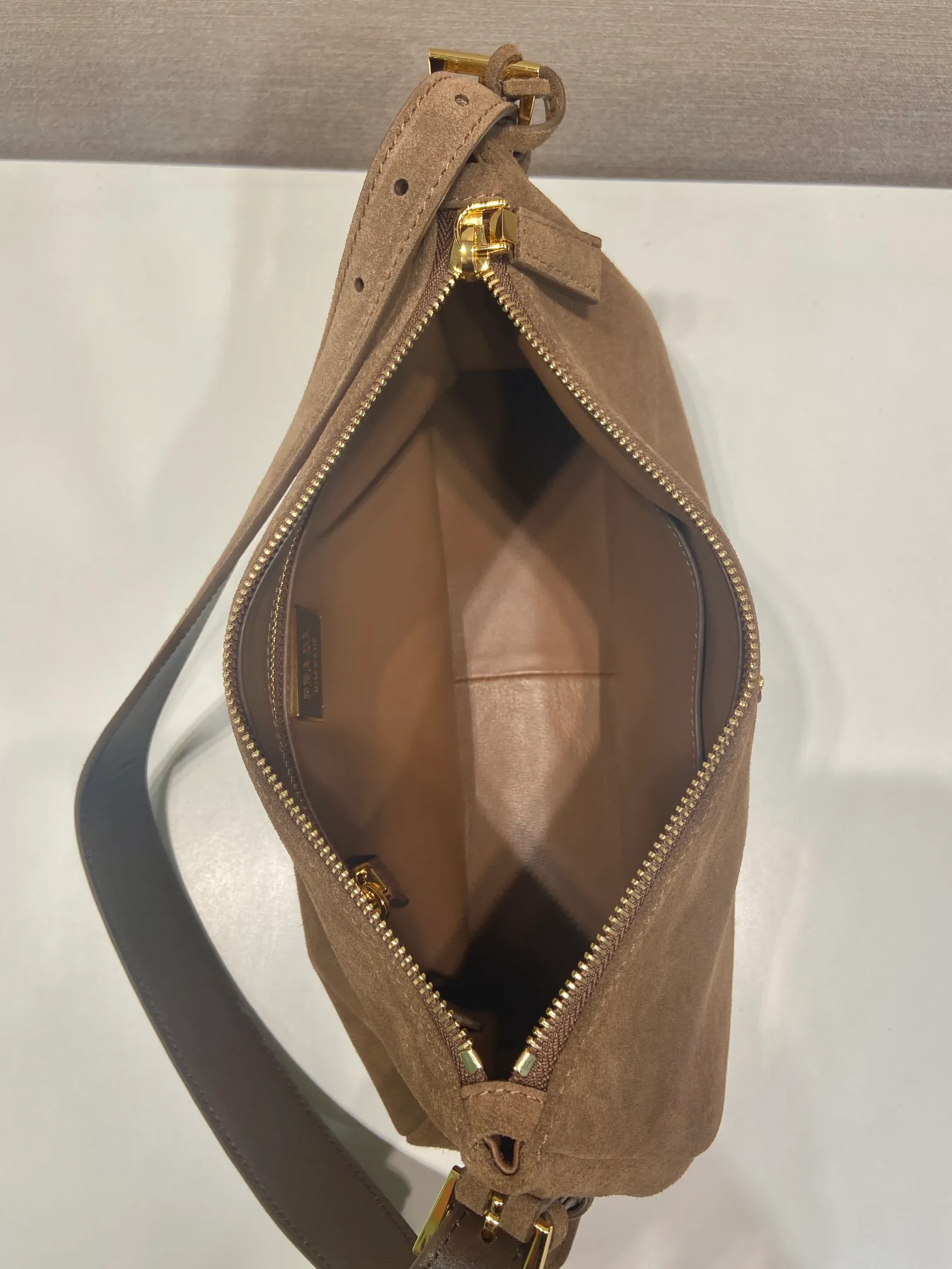 💰1460🎉New Aimee Underarm Bag🎉1BC229 Small Suede 🎉🎉 This leather Hobo underarm bag has a simple design and is made of imported suede (nubuck leather) with a metal triangular enamel logo on the front. It is equipped with a detachable leather shoulder strap. The leather is fine and soft, practical, lightweight, and has large capacity. 😂😂 High-end and versatile, another fashion hit. Hurry up and get it, it’s so beautiful👏👏 Length 31x Height 18x ​​Bottom 10cm