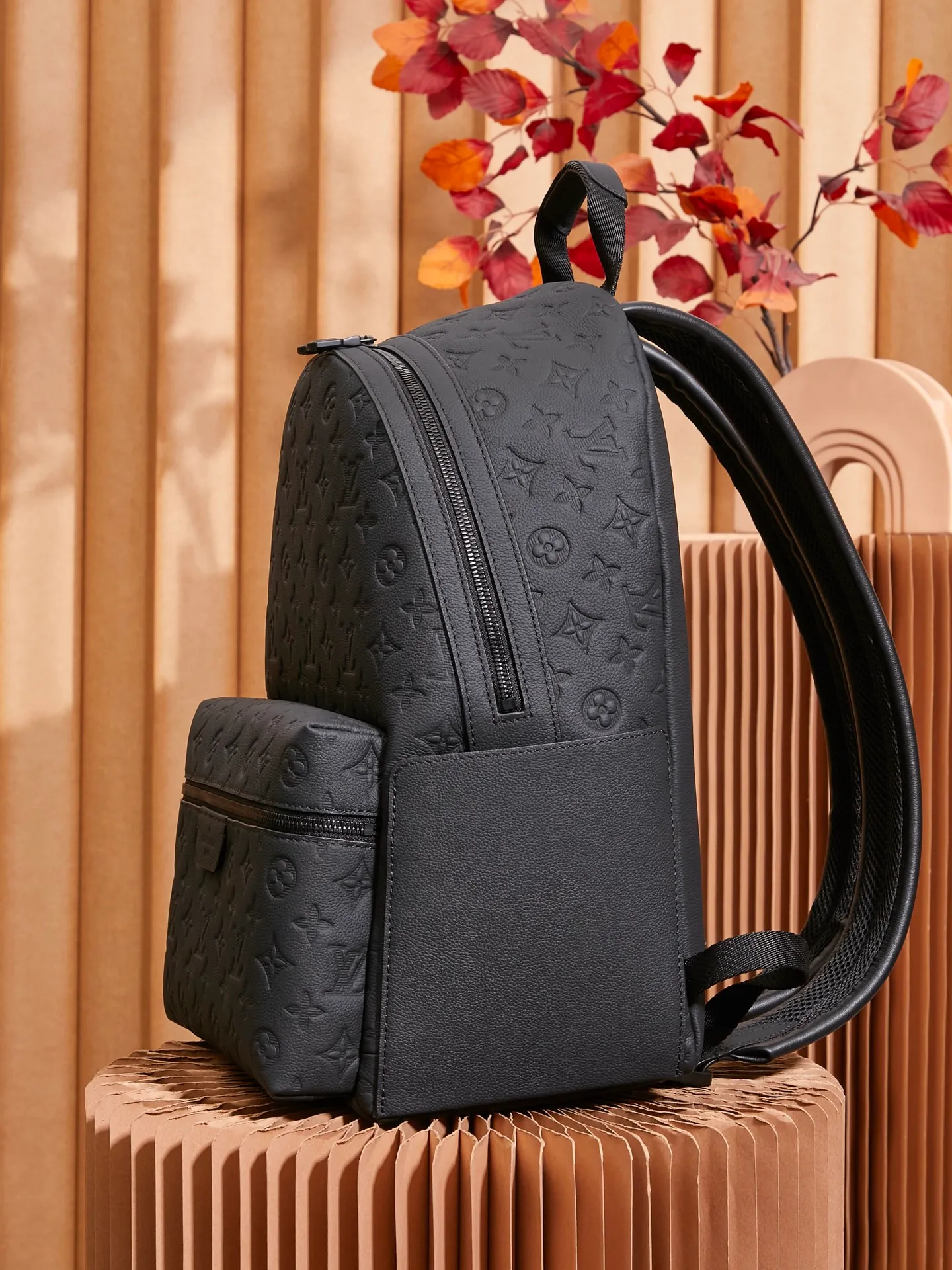 P¥1800👉nfc163C01 dynamic chip version👈 [100% MB special grade A-grade black steel, all-steel original leather] This Discovery backpack is made of Monogram embossed cow leather to create a soft and close-fitting structure, supplemented by the calm atmosphere of metal parts. The outer bag makes it easy to access and store accompanying items, while the inner bag allows for orderly storage. Cow leather One cow leather trim One fabric lining One metal hardware One pair of zipper closure One open side pocket One zippered front pocket One inner patch pocket One handle: Single handle! ! Model: M46553; Size: 29x38x20CM