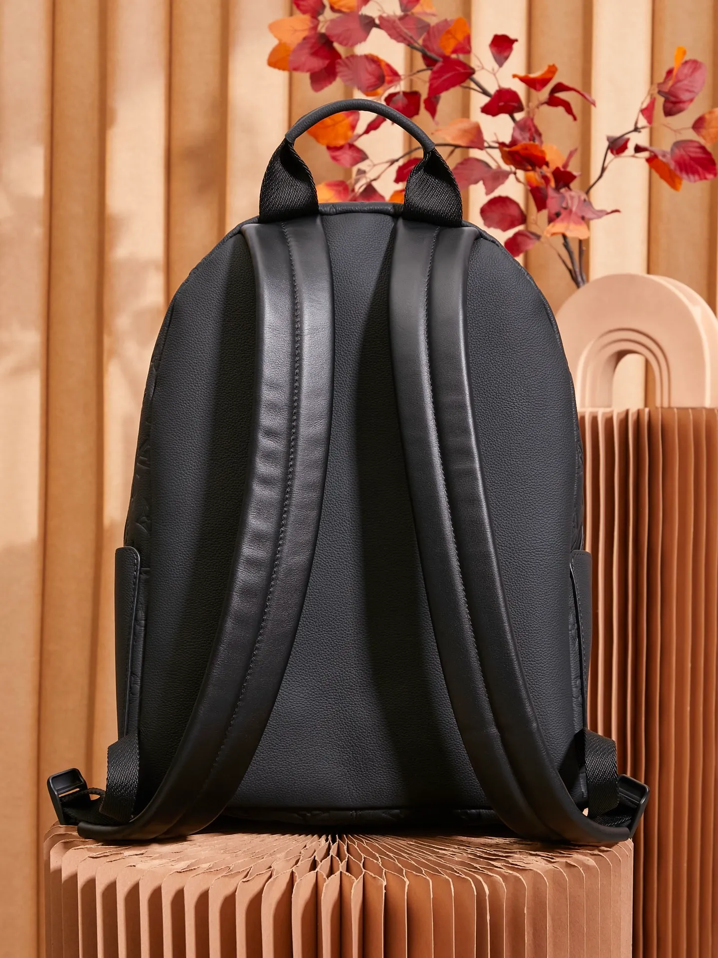 P¥1800👉nfc163C01 dynamic chip version👈 [100% MB special grade A-grade black steel, all-steel original leather] This Discovery backpack is made of Monogram embossed cow leather to create a soft and close-fitting structure, supplemented by the calm atmosphere of metal parts. The outer bag makes it easy to access and store accompanying items, while the inner bag allows for orderly storage. Cow leather One cow leather trim One fabric lining One metal hardware One pair of zipper closure One open side pocket One zippered front pocket One inner patch pocket One handle: Single handle! ! Model: M46553; Size: 29x38x20CM