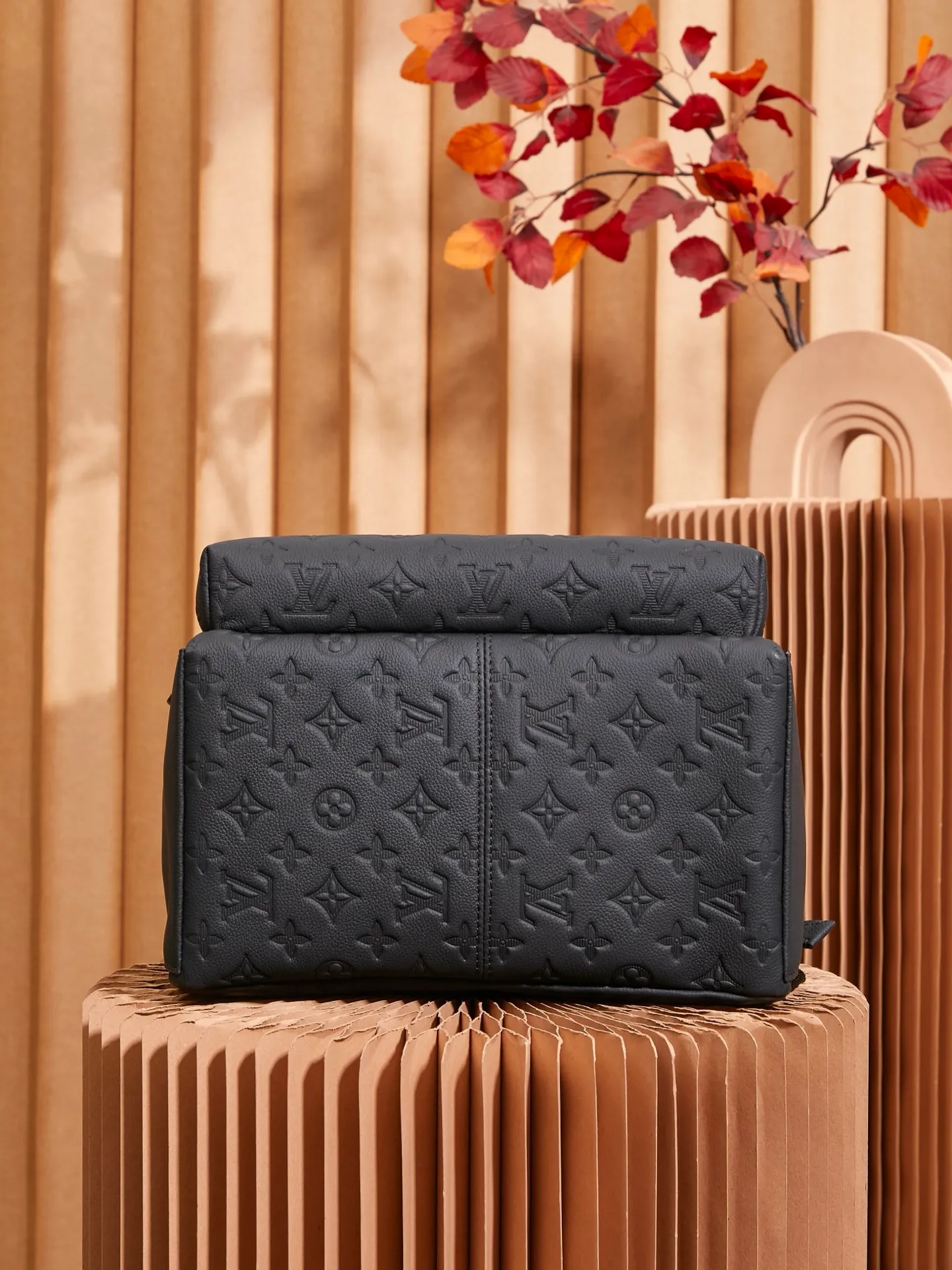 P¥1800👉nfc163C01 dynamic chip version👈 [100% MB special grade A-grade black steel, all-steel original leather] This Discovery backpack is made of Monogram embossed cow leather to create a soft and close-fitting structure, supplemented by the calm atmosphere of metal parts. The outer bag makes it easy to access and store accompanying items, while the inner bag allows for orderly storage. Cow leather One cow leather trim One fabric lining One metal hardware One pair of zipper closure One open side pocket One zippered front pocket One inner patch pocket One handle: Single handle! ! Model: M46553; Size: 29x38x20CM