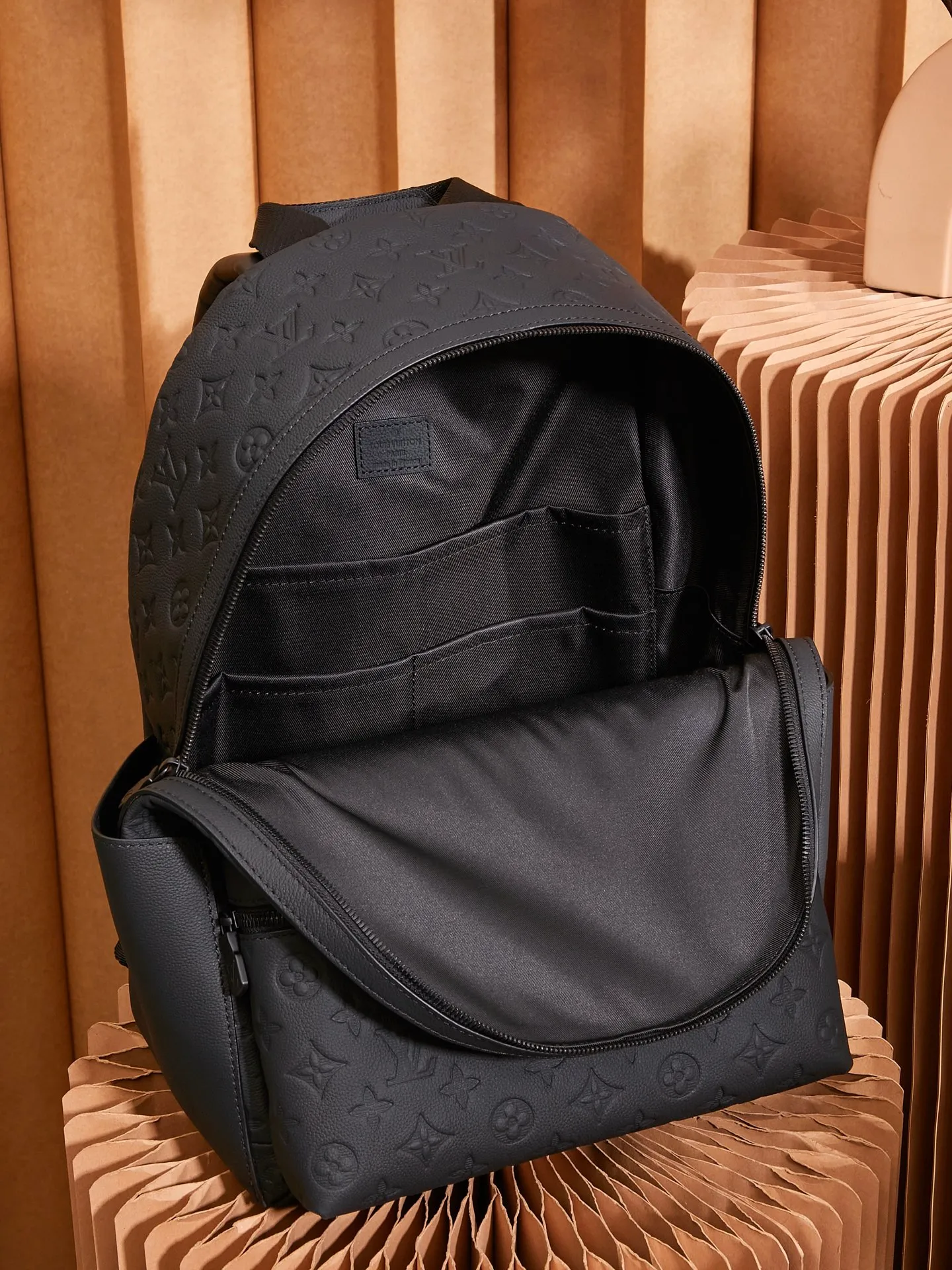 P¥1800👉nfc163C01 dynamic chip version👈 [100% MB special grade A-grade black steel, all-steel original leather] This Discovery backpack is made of Monogram embossed cow leather to create a soft and close-fitting structure, supplemented by the calm atmosphere of metal parts. The outer bag makes it easy to access and store accompanying items, while the inner bag allows for orderly storage. Cow leather One cow leather trim One fabric lining One metal hardware One pair of zipper closure One open side pocket One zippered front pocket One inner patch pocket One handle: Single handle! ! Model: M46553; Size: 29x38x20CM