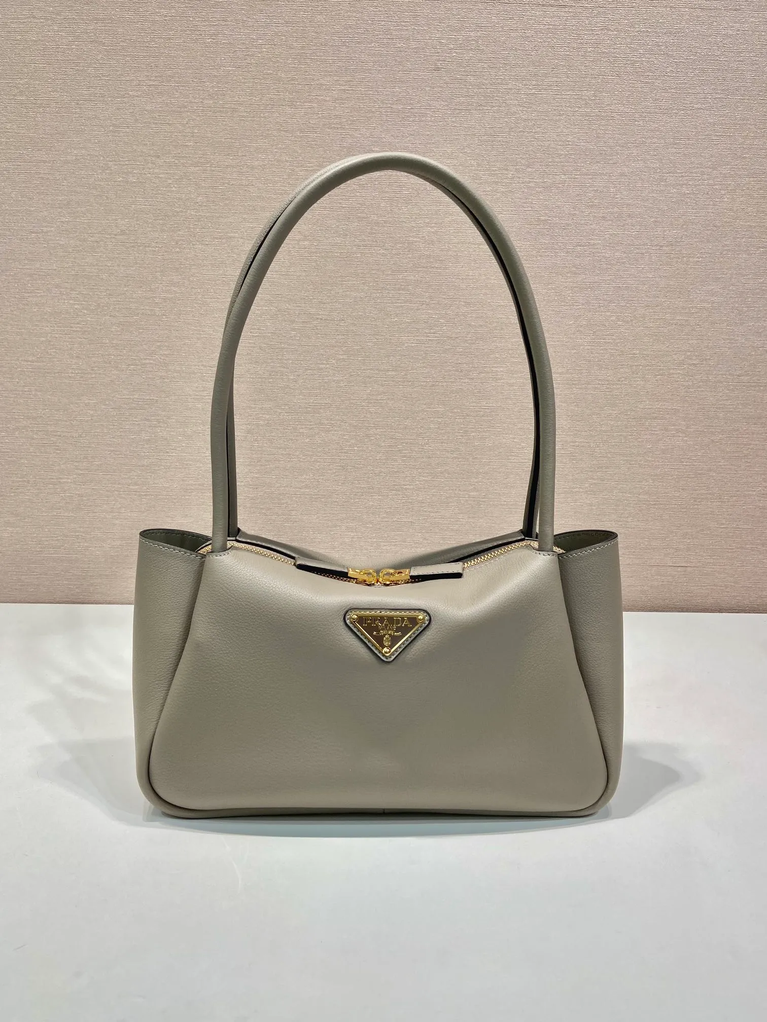 💰1640🎉New product🎉1BA444 shoulder style/new color🎉🎉 This shoulder style is made of oral calfskin, with imported lambskin interior and top-grade hardware. It can be carried by hand or carried on the shoulder. It is equipped with 2 compartments. It has a large capacity, is simple and practical, and has a beautiful upper body effect. Babies. Get it now🎉🎉 Length 28x Height 18x ​​Bottom 11cm🎉🎉🎉👏👏👏